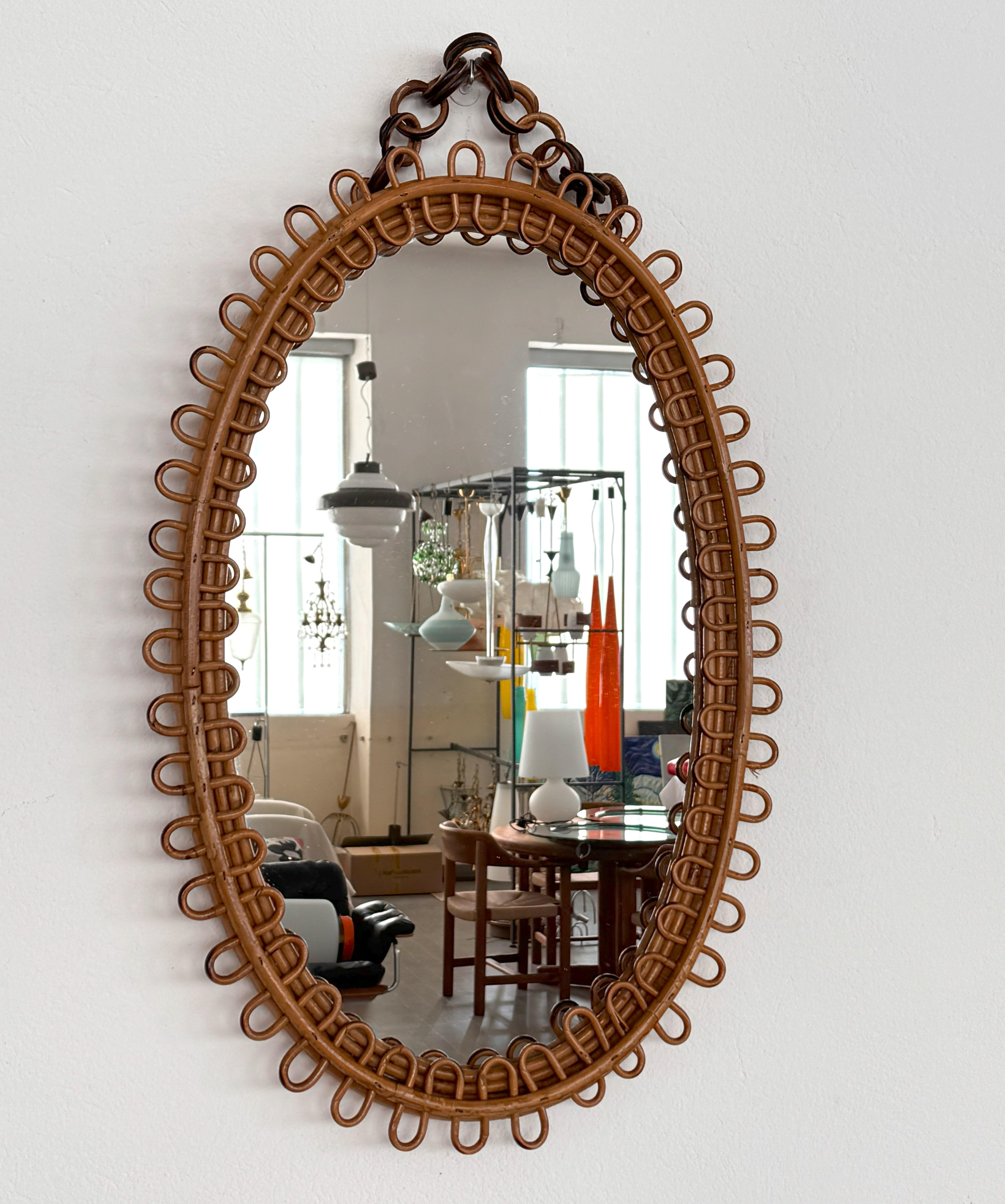 Espejo de pared de diseño orgánico italiano en ratán y bambú, años 60 Hecho a mano en venta