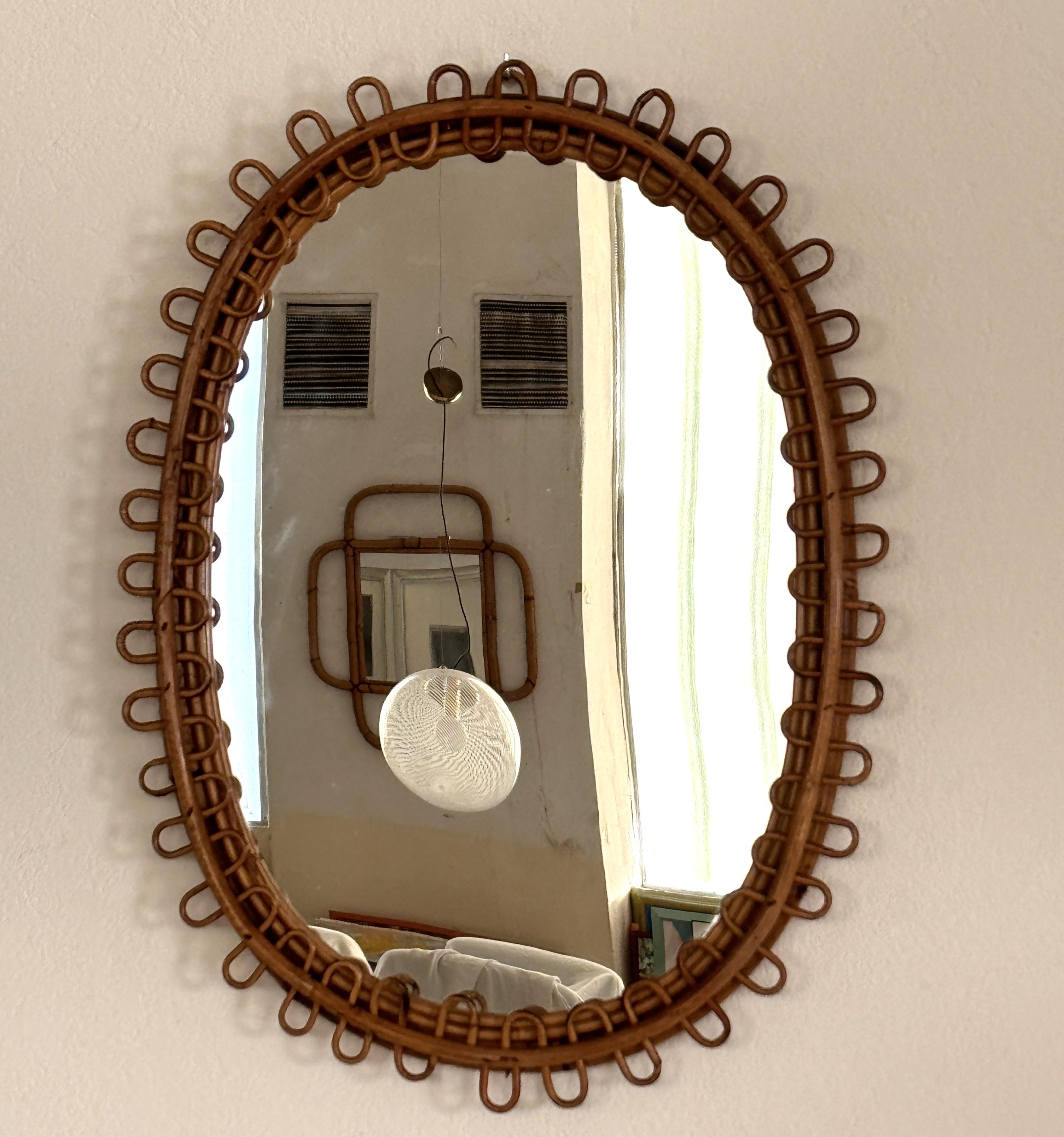 Espejo de pared de diseño orgánico italiano en ratán y bambú, años 60 Hecho a mano en venta