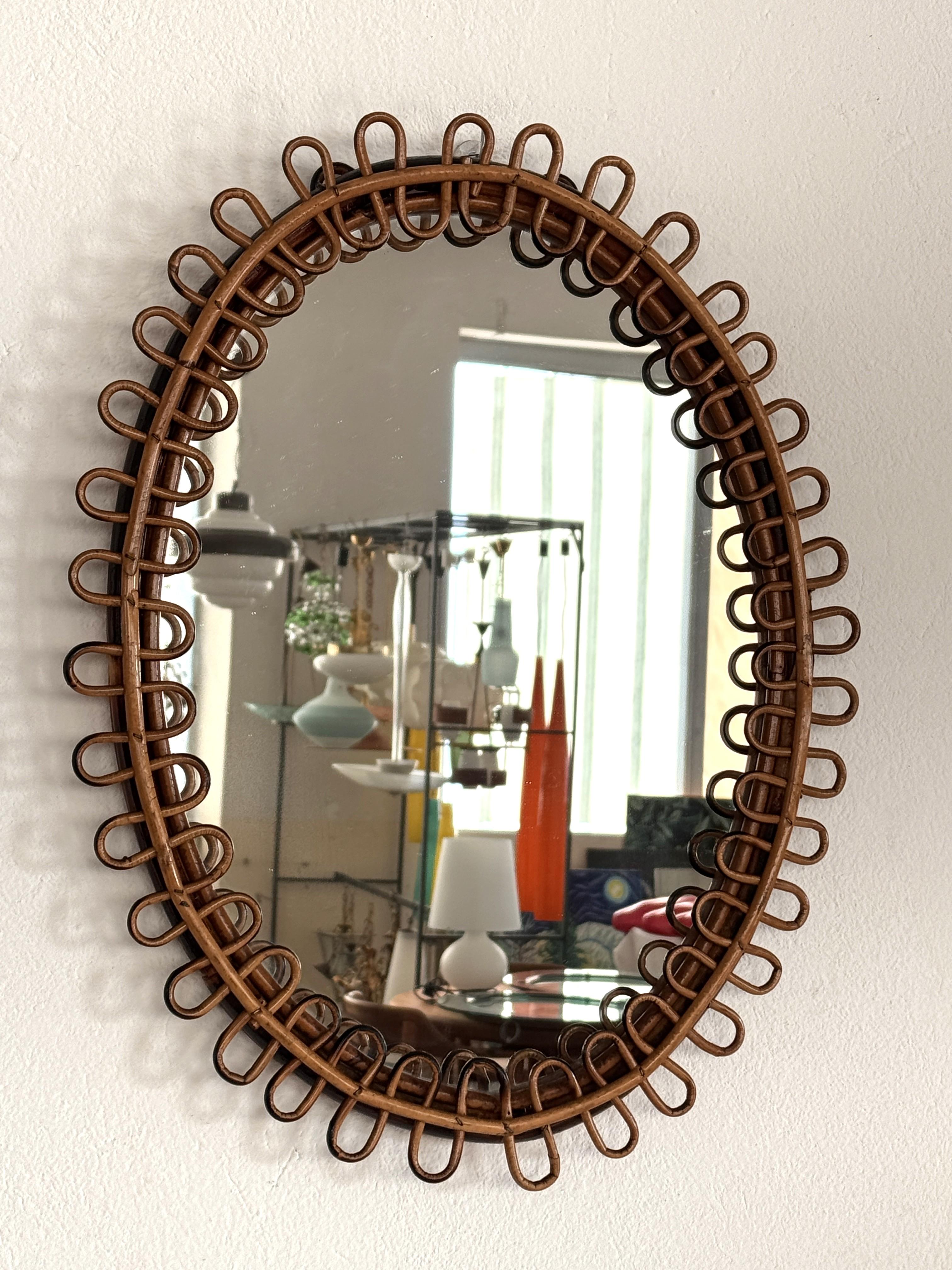 Espejo de pared de diseño orgánico italiano en ratán y bambú, años 60 Hecho a mano en venta