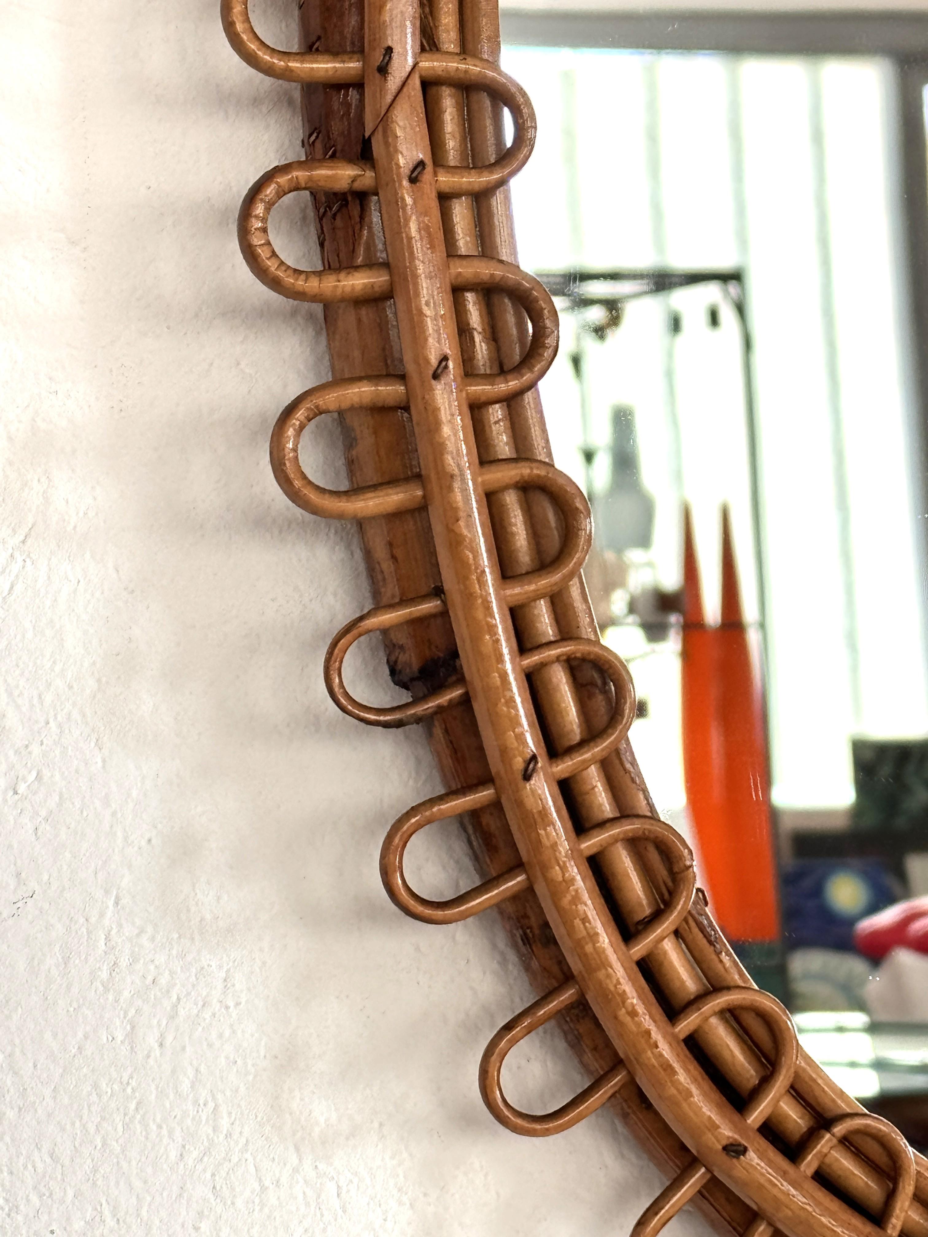 Espejo de pared de diseño orgánico italiano en ratán y bambú, años 60 mediados del siglo XX en venta