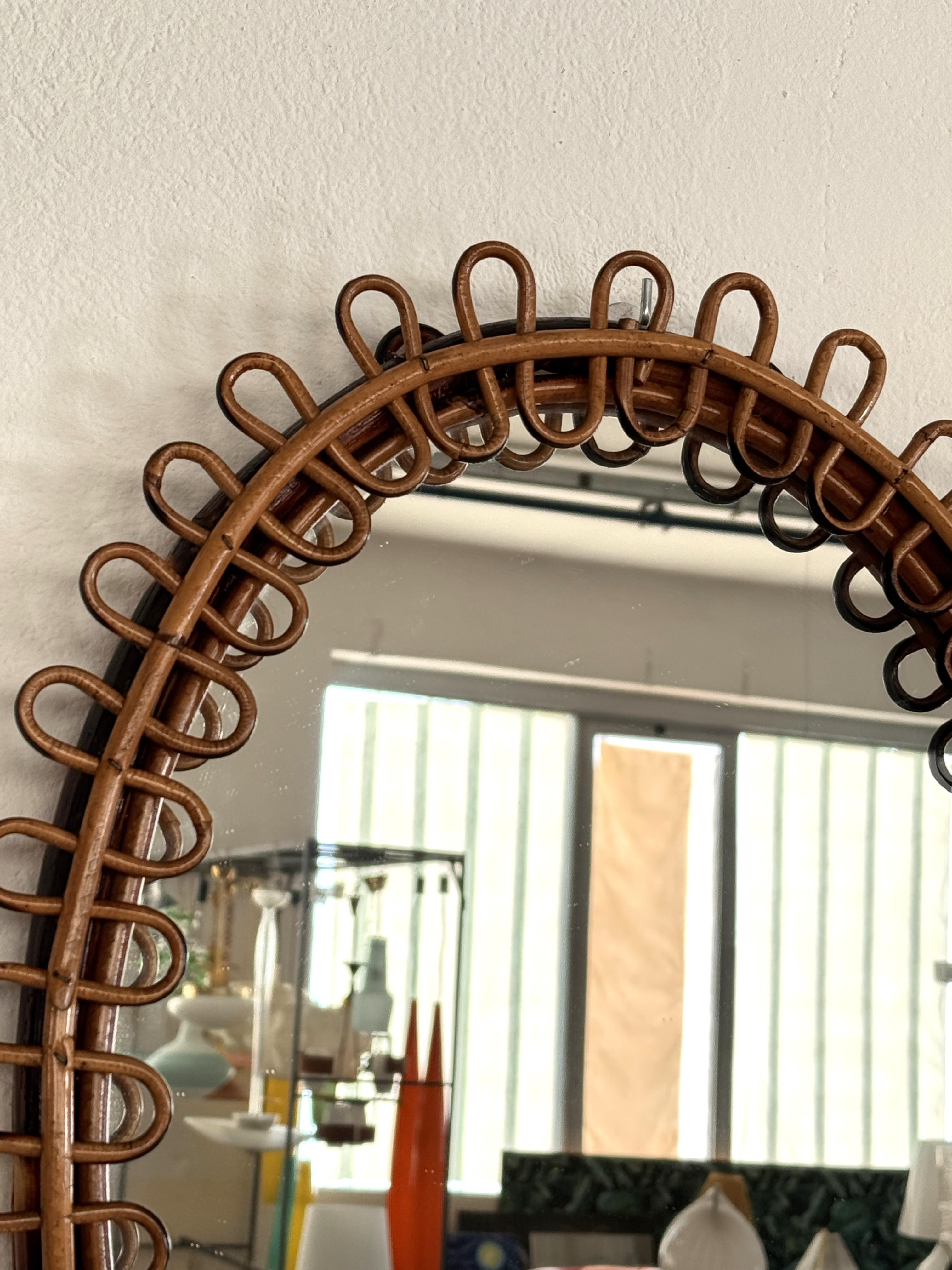 Espejo de pared de diseño orgánico italiano en ratán y bambú, años 60 mediados del siglo XX en venta
