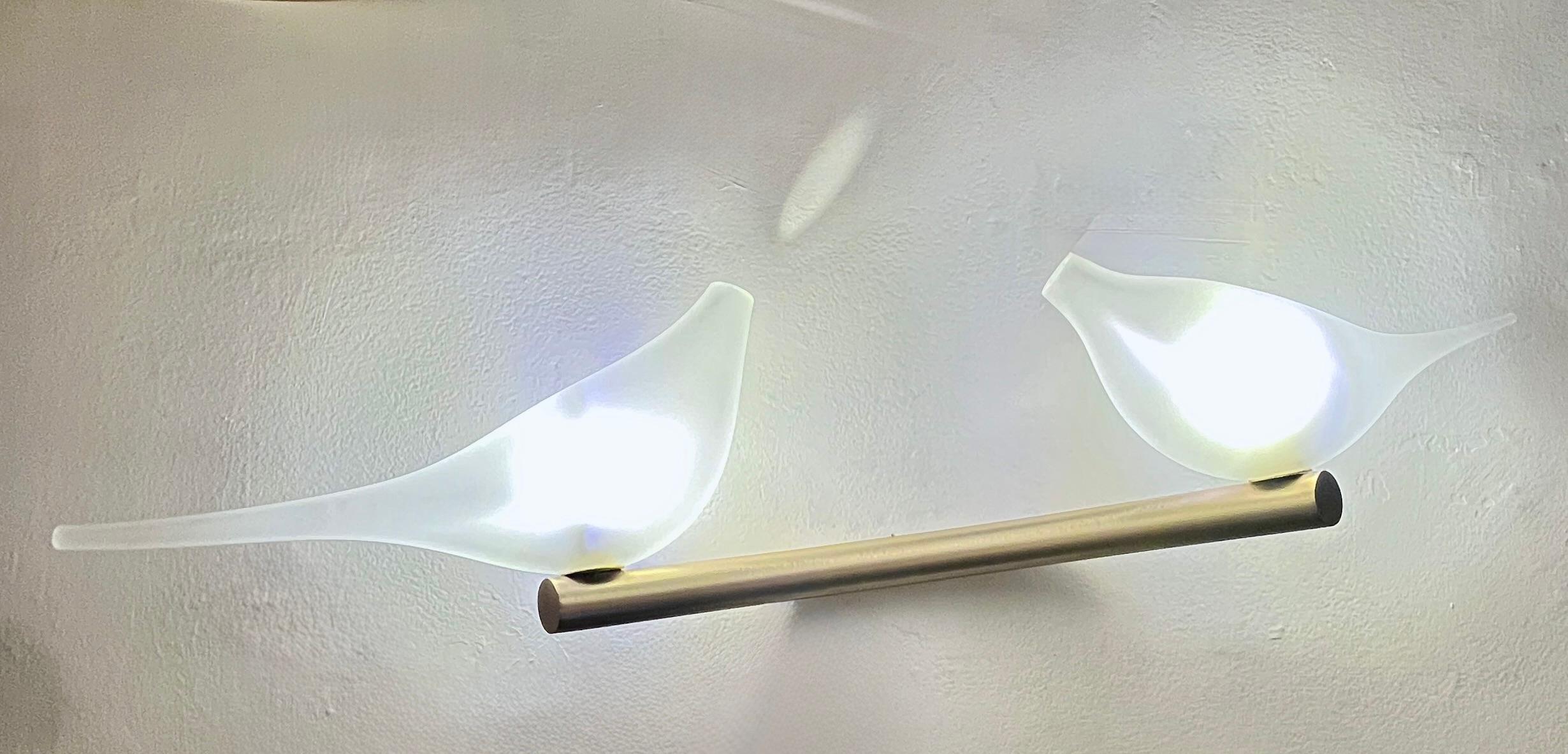 Lámpara Multiforme para Cosulich Lámpara italiana de cristal esmerilado orgánico con forma de pájaro en oro satinado Moderno de mediados de siglo en venta