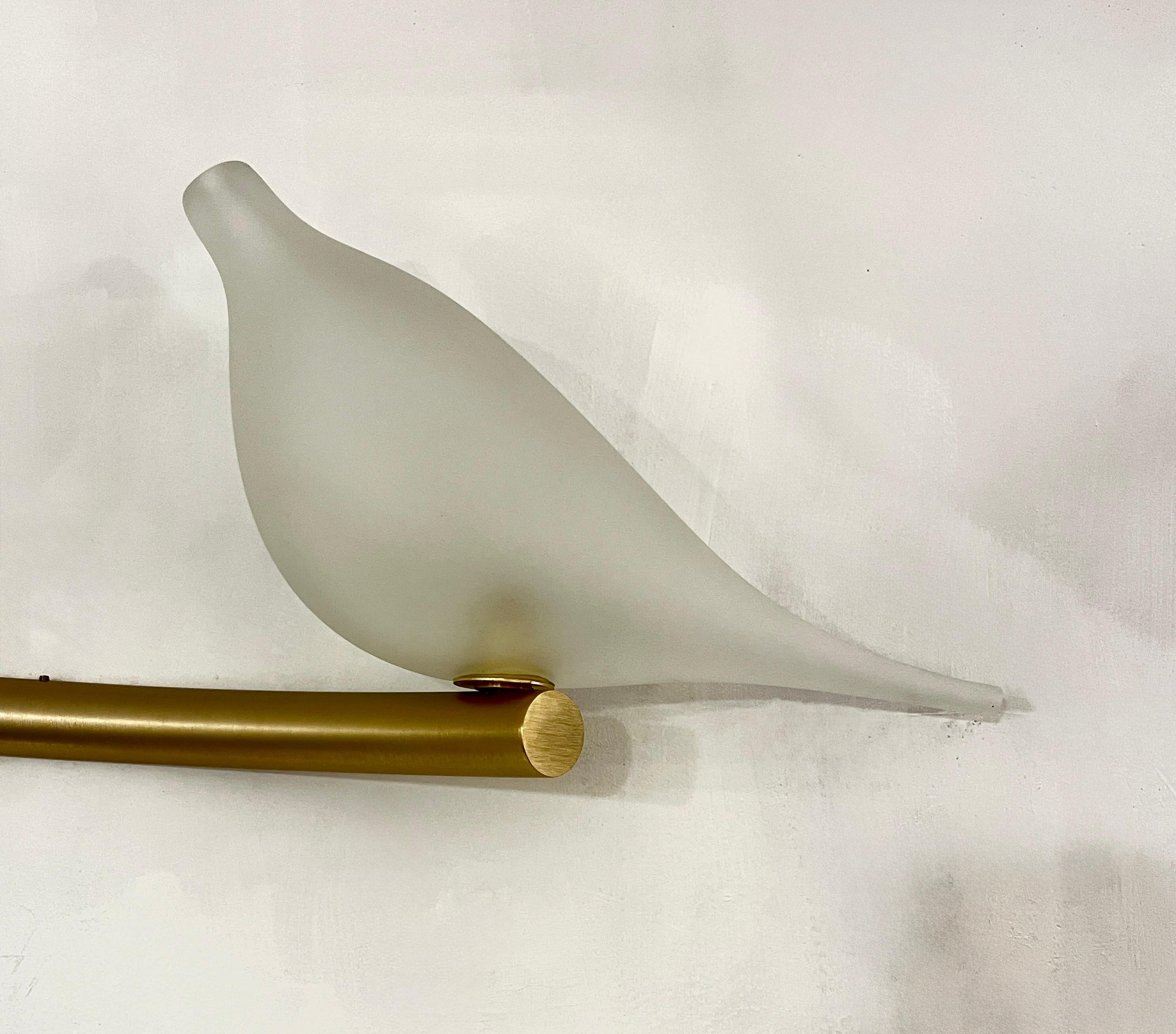 Lámpara Multiforme para Cosulich Lámpara italiana de cristal esmerilado orgánico con forma de pájaro en oro satinado Metal en venta