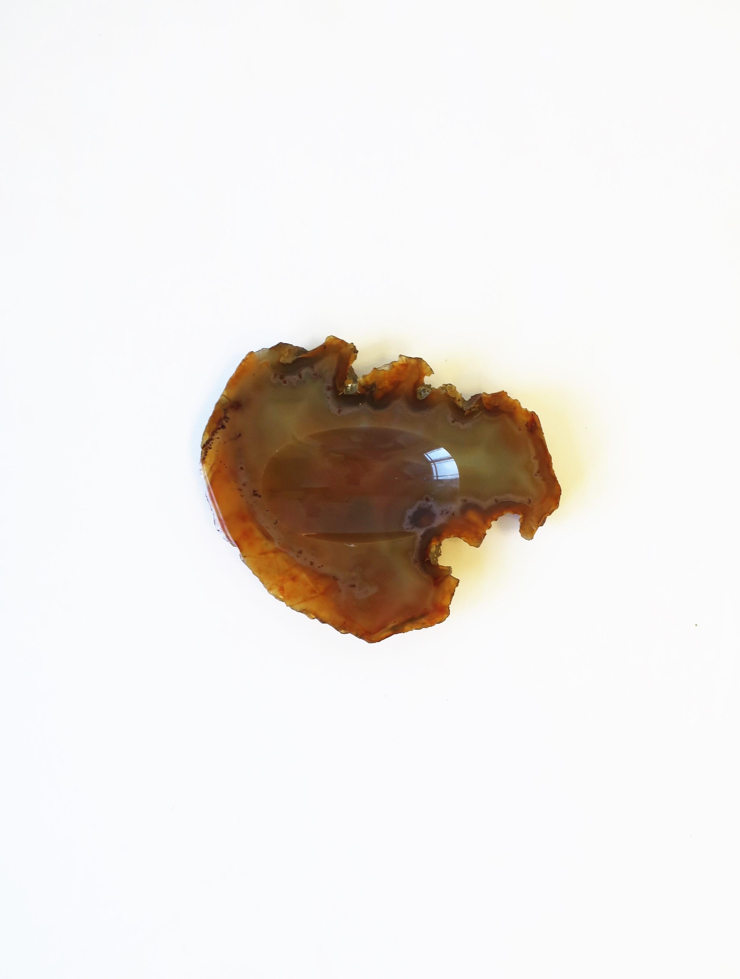 A beautiful Italian organic Modern agate onyx marble vide-poche catchall, circa mid to late 20th century, Italy, 1970s. A great piece for a desk, vanity, walk-in-closet, nightstand or dresser area, etc. Warm hues. Top is polished smooth with oval