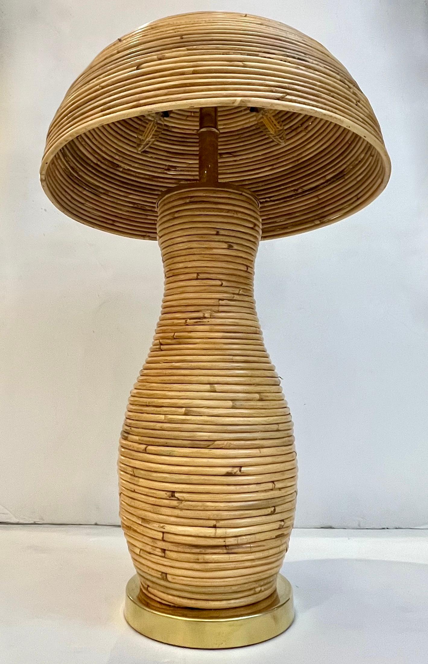 Organique Lampes italiennes modernes et organiques contemporaines en laiton et rotin en forme de champignon  en vente