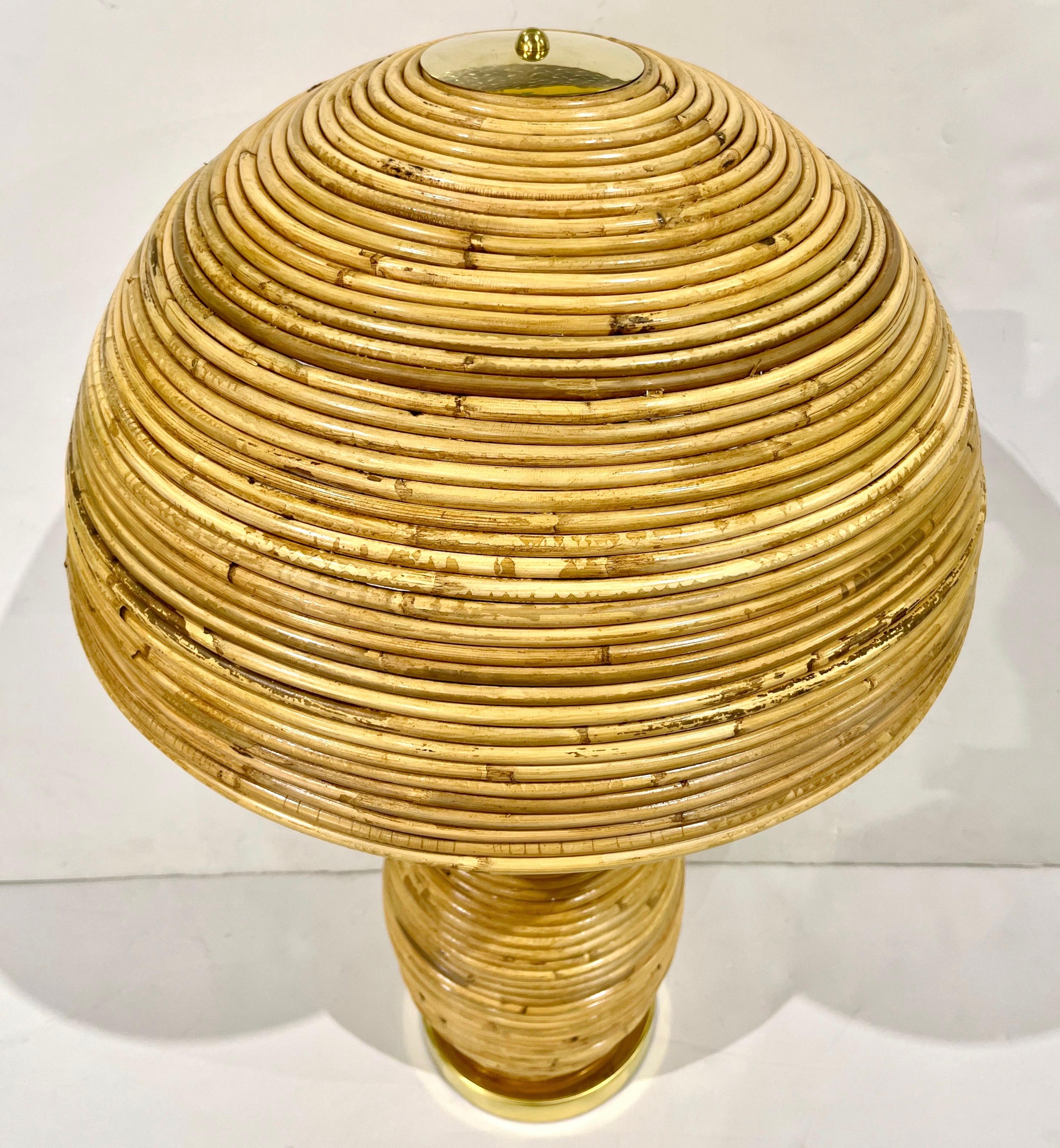Fait main Lampe de table/de sol italienne Organic Modern Contemporary Brass Rattan Tall Mushroom Table/Floor Lamp en vente