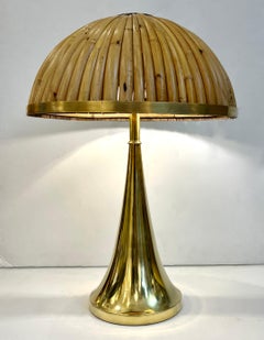 Coppia di lampade da tavolo alte in ottone e rattan, moderne e organiche.