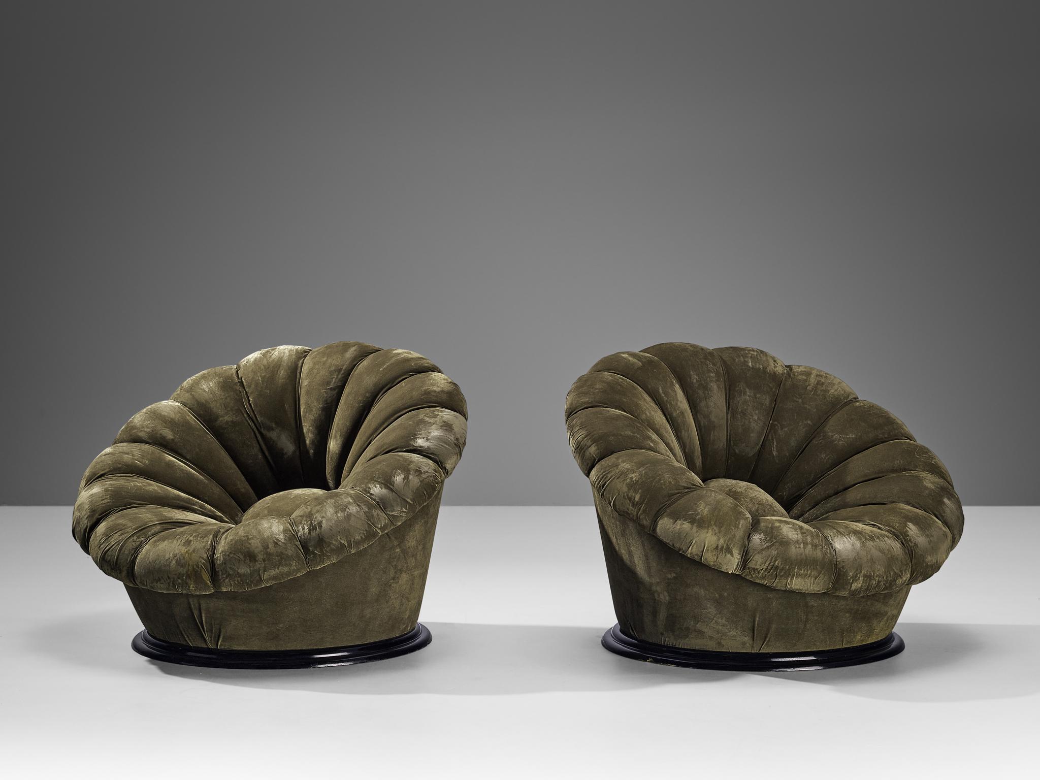 Chaises longues, velours, plastique, Italie, années 1970

Chaises longues excentriques d'origine italienne. Le design rappelle l'anatomie de la fleur avec ses lignes touffues tournées vers l'intérieur et son centre rond et rembourré. L'ensemble est