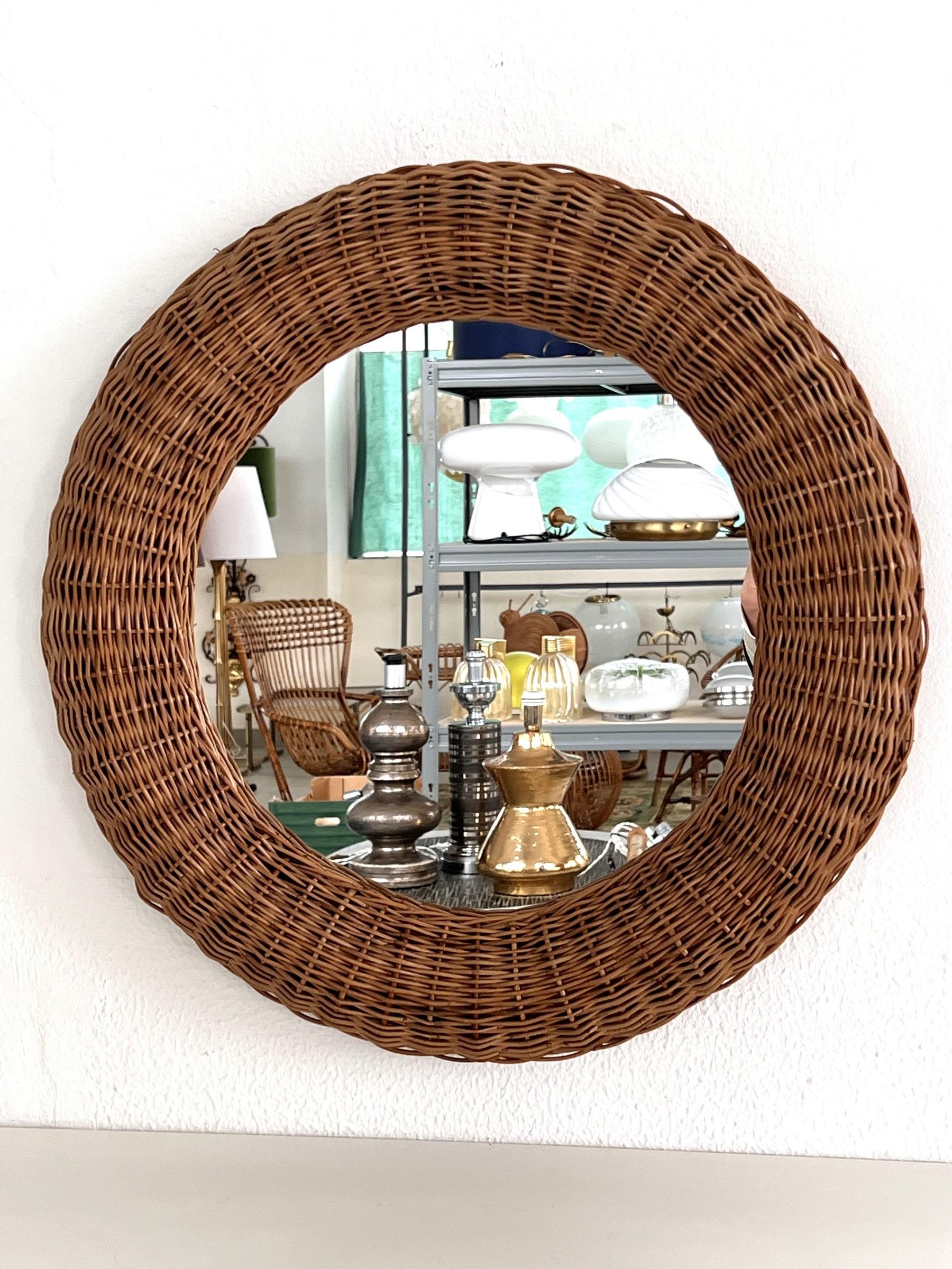 Italienischer organischer runder Wandspiegel aus Rattan, 1970er Jahre im Angebot 4