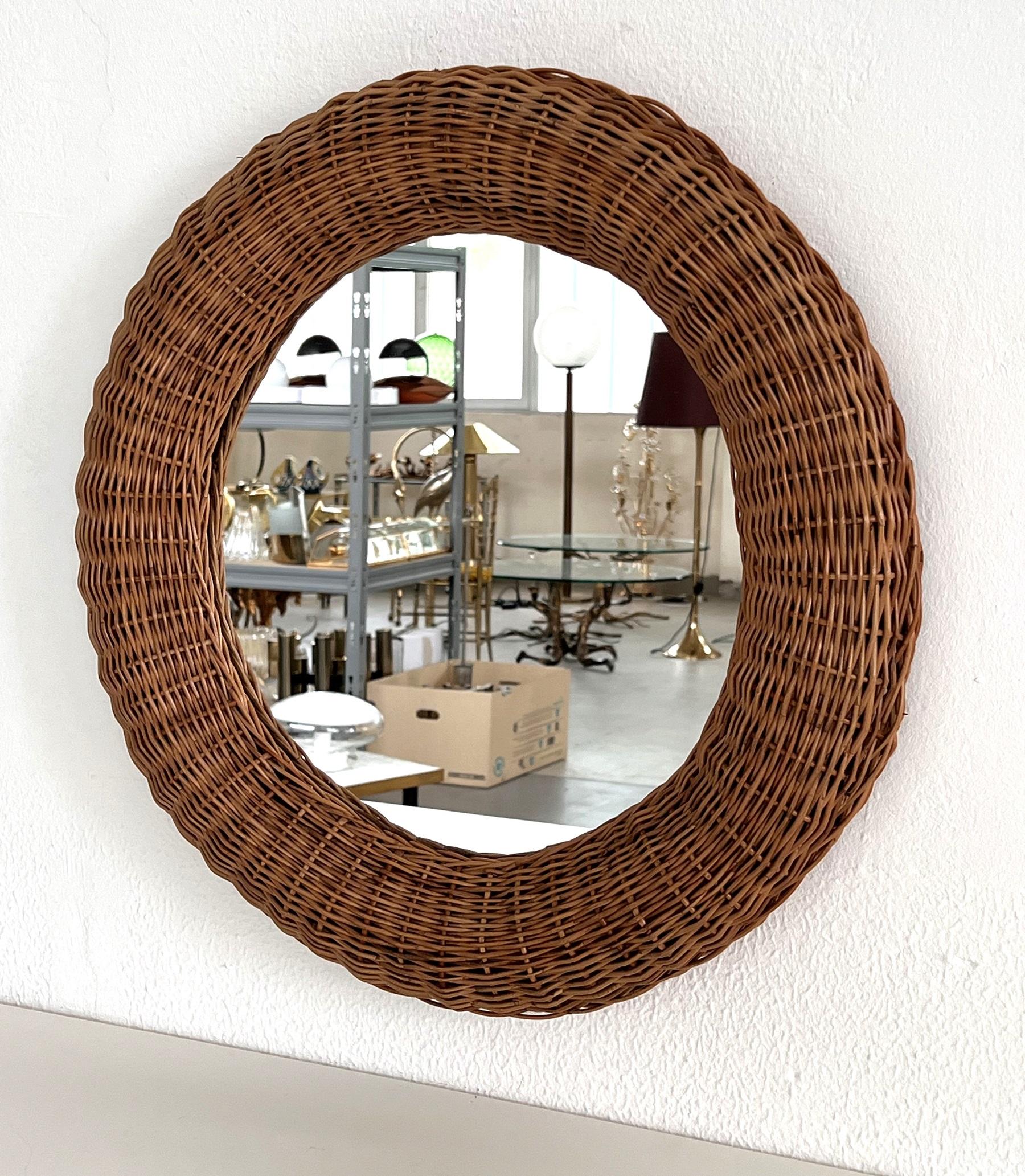 Italienischer organischer runder Wandspiegel aus Rattan, 1970er Jahre (Moderne der Mitte des Jahrhunderts) im Angebot