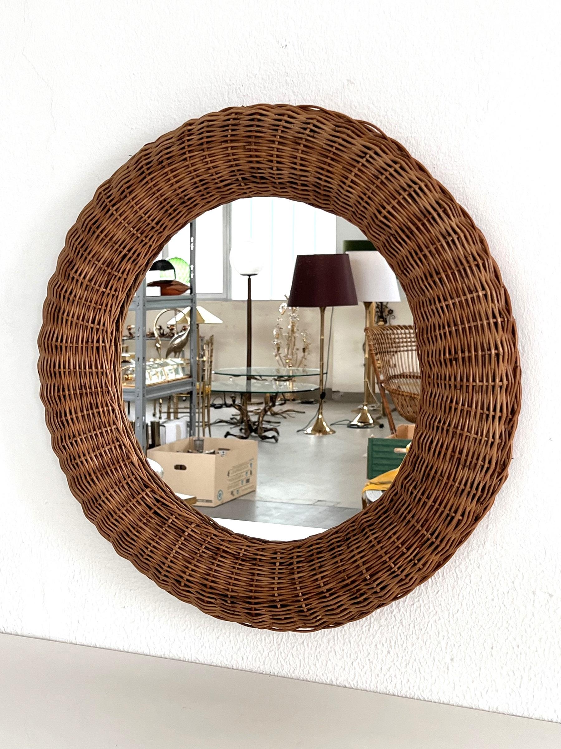 Italienischer organischer runder Wandspiegel aus Rattan, 1970er Jahre (Handgefertigt) im Angebot