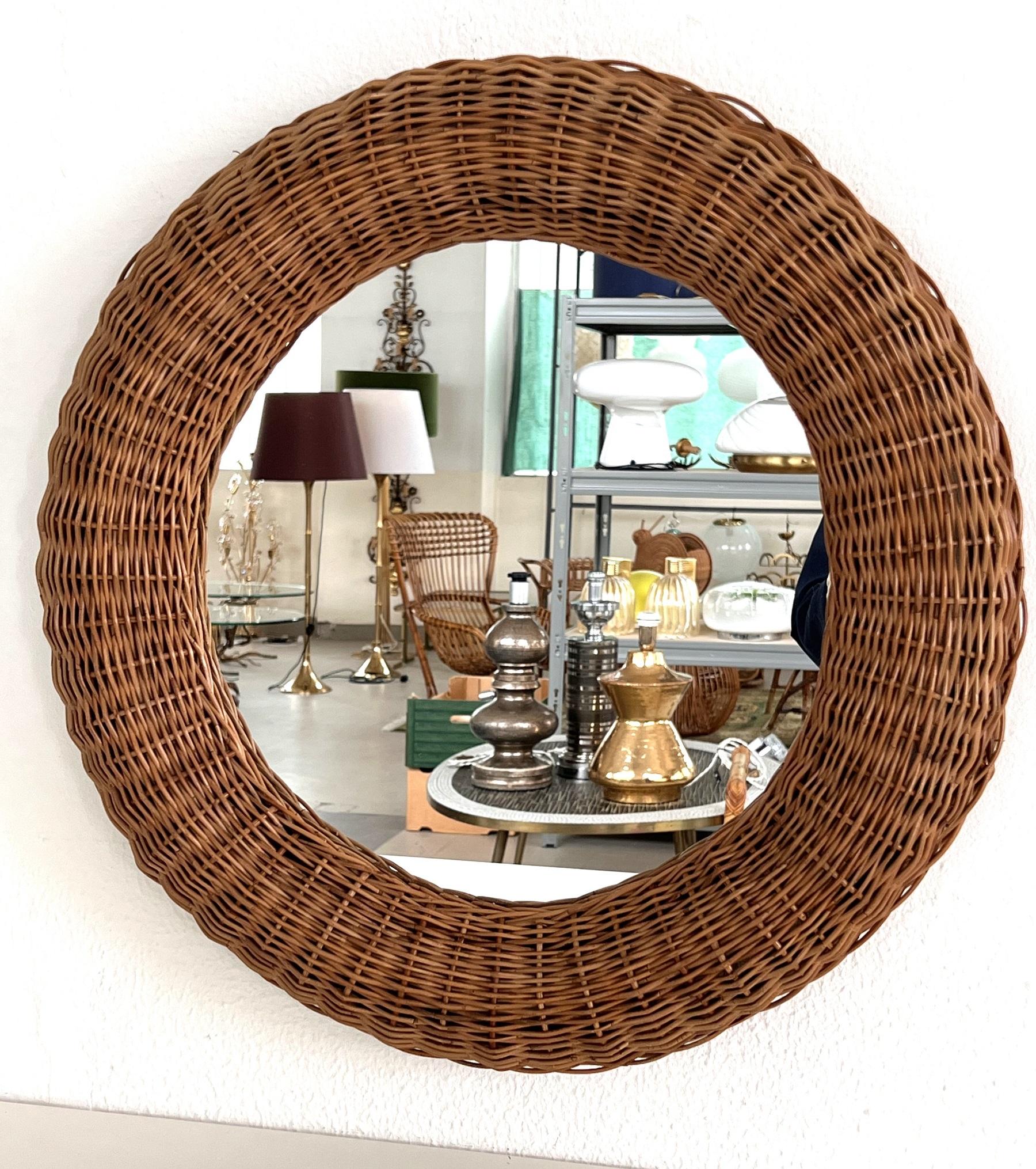 Italienischer organischer runder Wandspiegel aus Rattan, 1970er Jahre im Zustand „Gut“ im Angebot in Morazzone, Varese