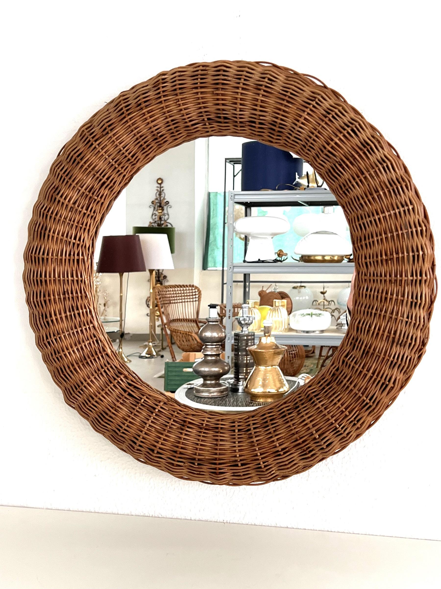 Italienischer organischer runder Wandspiegel aus Rattan, 1970er Jahre (20. Jahrhundert) im Angebot