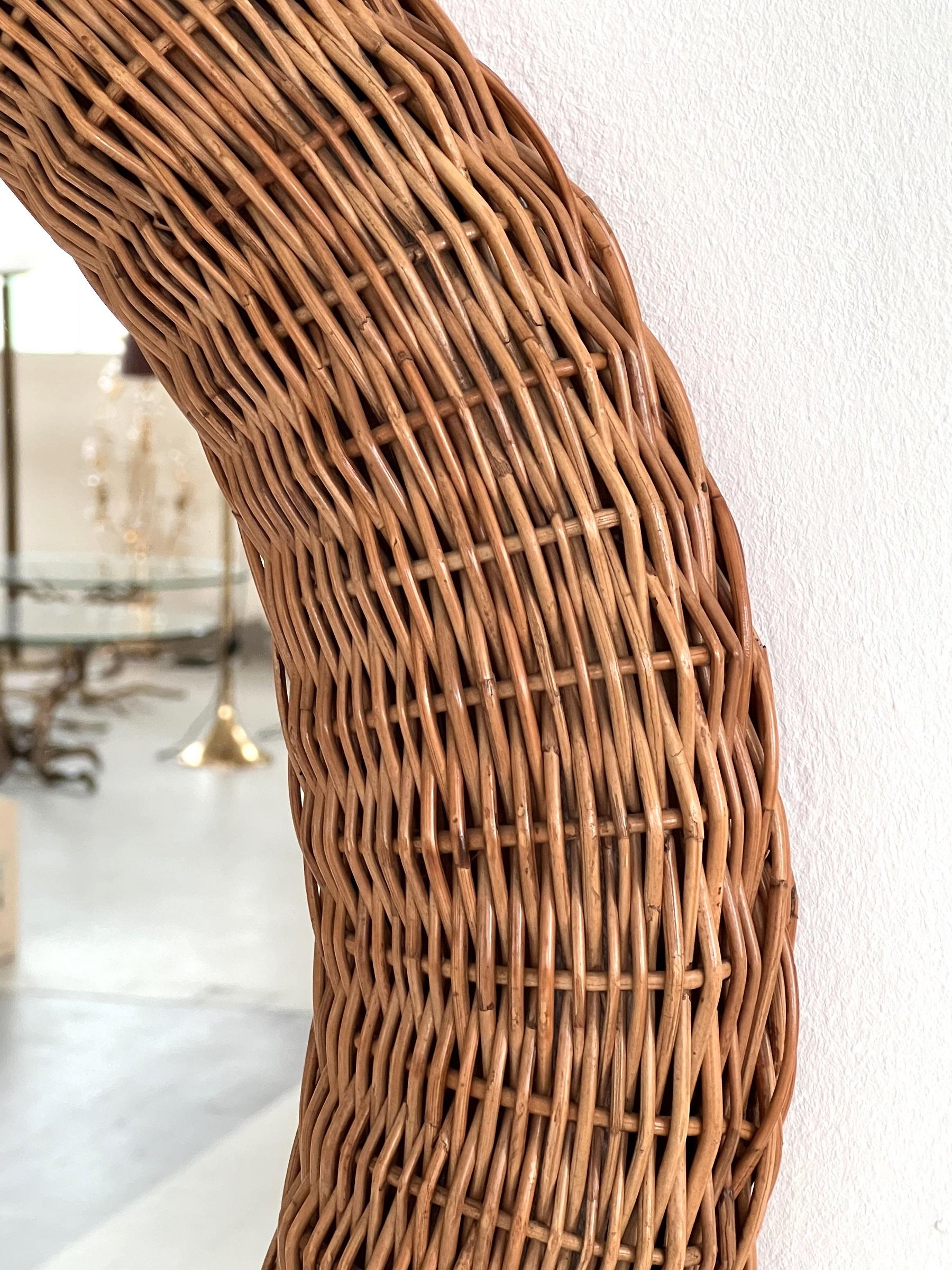 Italienischer organischer runder Wandspiegel aus Rattan, 1970er Jahre im Angebot 1