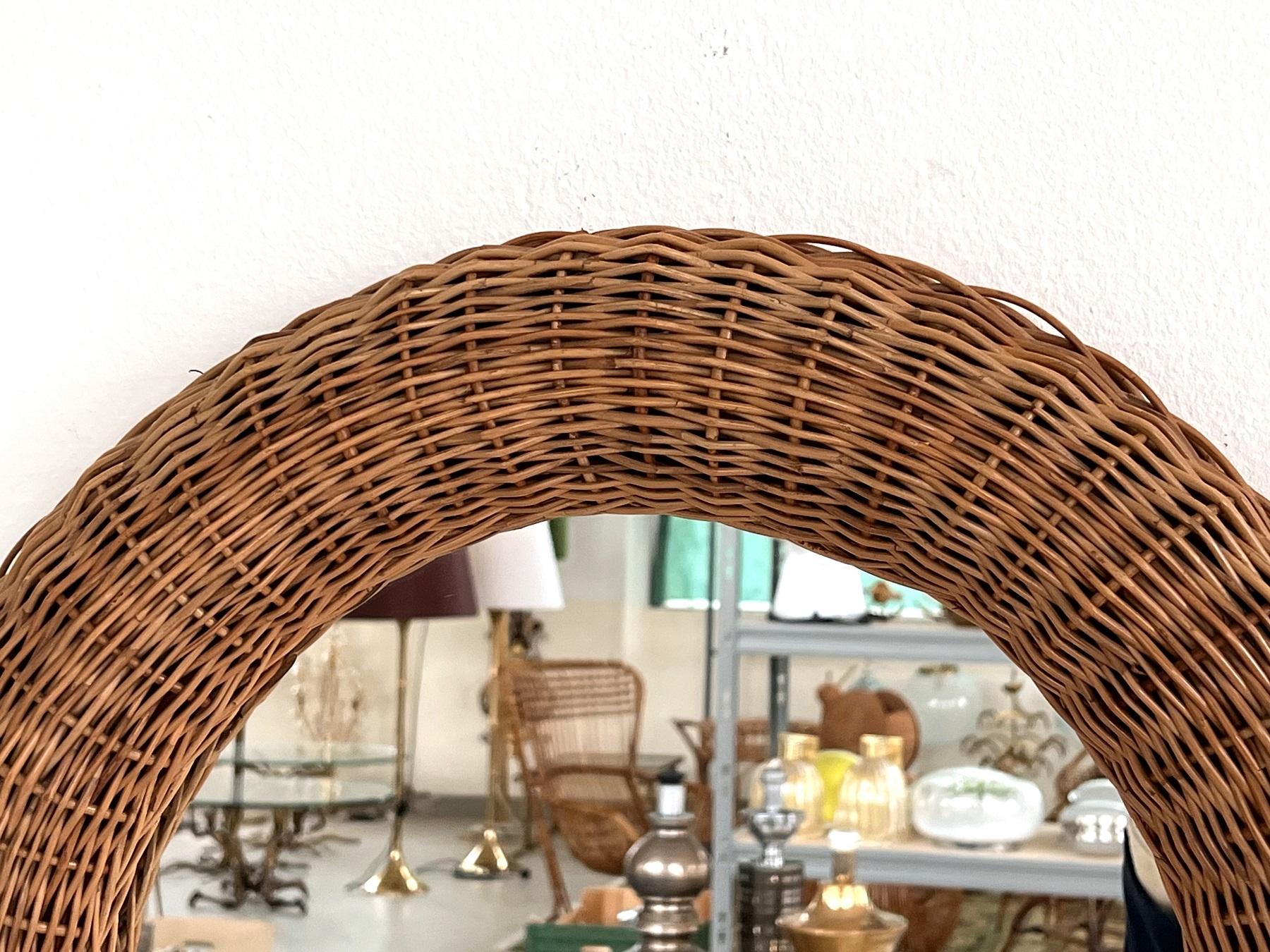 Italienischer organischer runder Wandspiegel aus Rattan, 1970er Jahre im Angebot 2