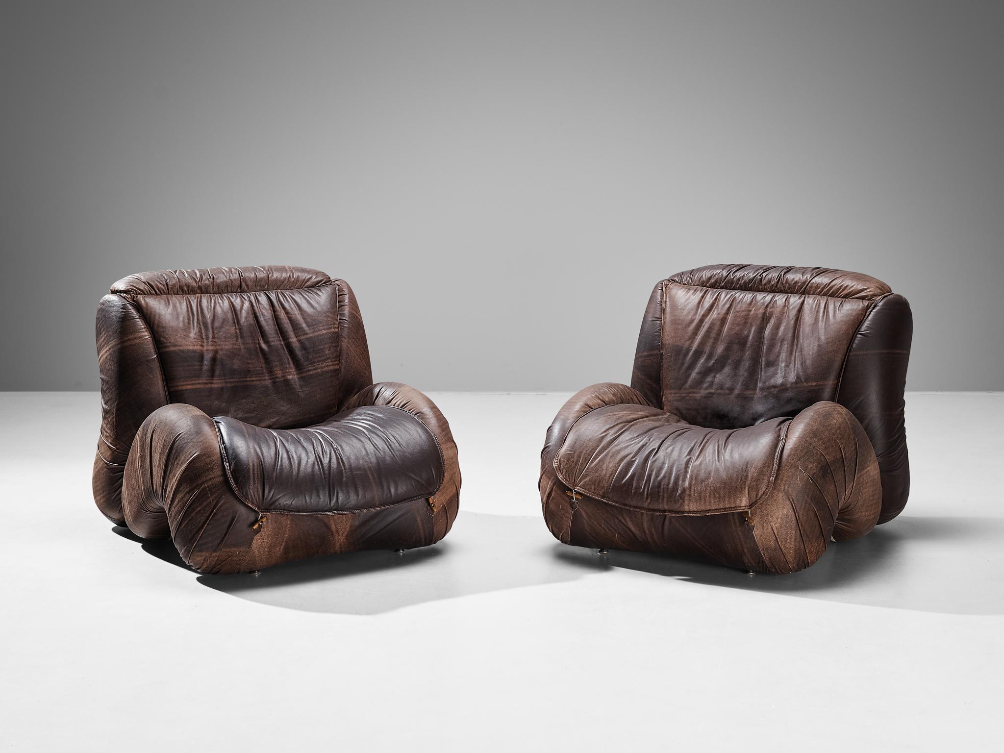 Late 20th Century Italian Organic Shaped Pair of Lounge Chairs in Brown Patinated Leather  For Sale