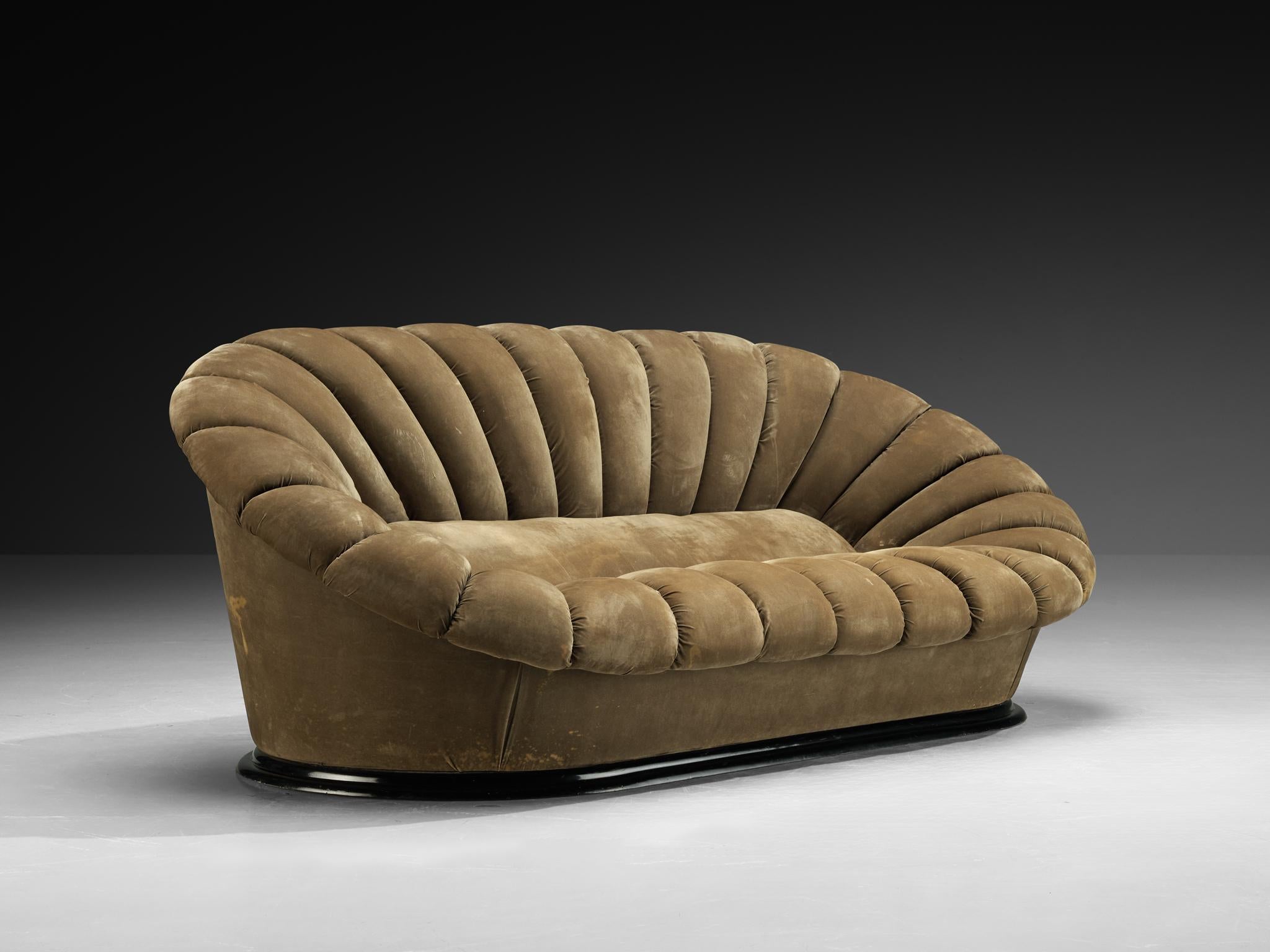 Divano, velluto, plastica, Italia, anni '70

Divano eccentrico di origine italiana. Il design ricorda l'anatomia del fiore con le sue linee a ciuffo rivolte verso l'interno e la sezione centrale imbottita. L'intera unità è realizzata in morbido