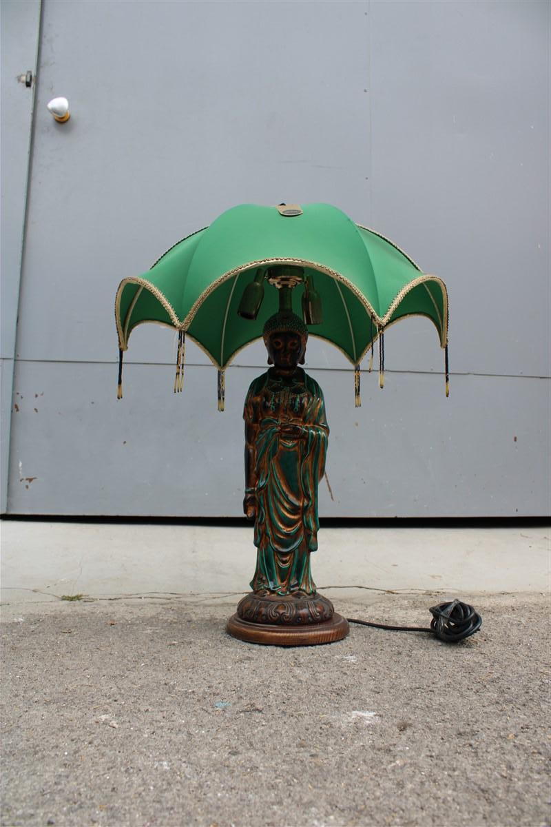 Lampe de table réalisée par Ghinza works of art, caractère oriental en Céramique avec des nuances vertes, base en bois, pagone en soie orientale entièrement réalisée à la main, présente de petites imperfections comme indiqué sur la photo.