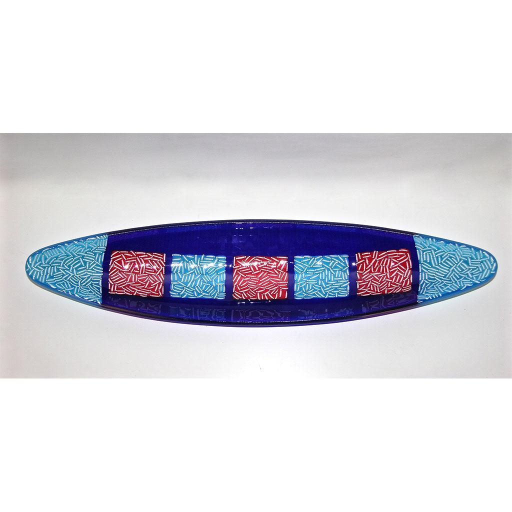 Eine zeitgenössische Schale von länglicher Form wie eine Gondel, aus Murano-Glas, mit einem Dekor wie ein Mosaik, das ein orientalisches Flair vermittelt, hergestellt mit höchster handwerklicher Qualität unter Verwendung der Fusionstechnik, exklusiv