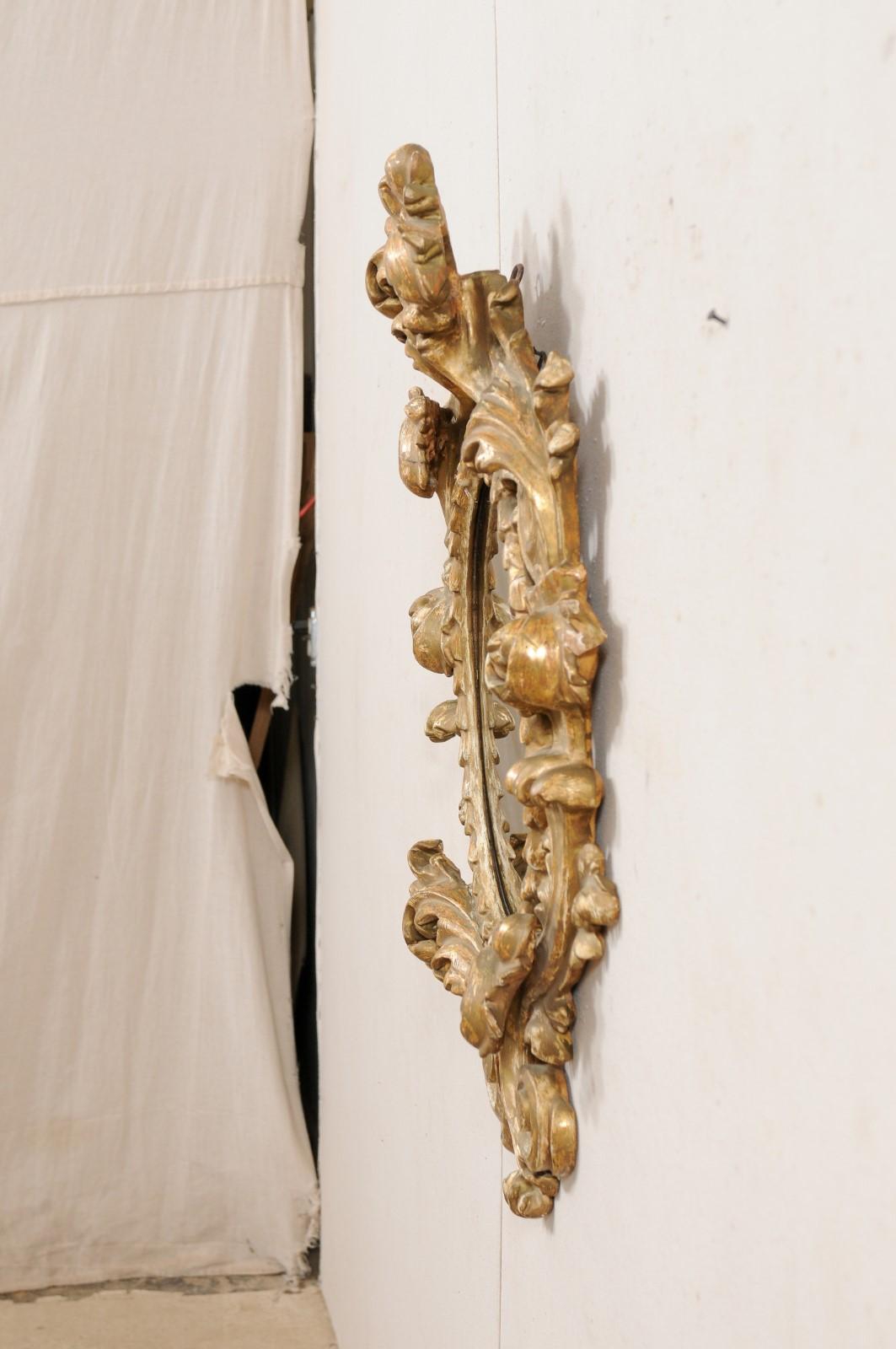 Miroir italien orné d'acanthes sculptées avec verre de forme ovale oblong, 18e/19e siècle en vente 1