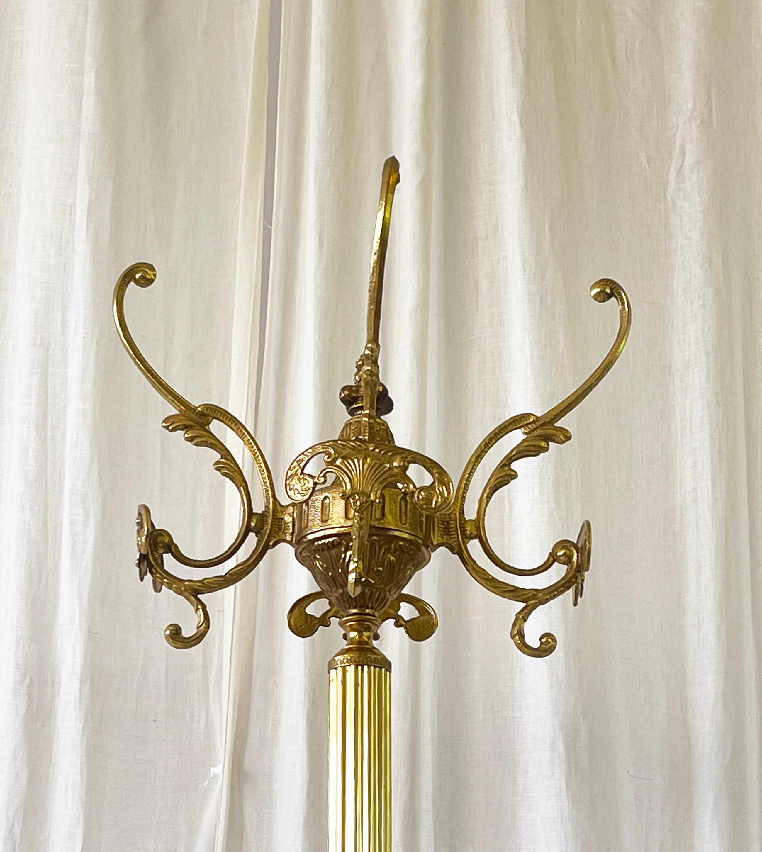 Perchero italiano ornamentado de latón antiguo, trípode de árbol de Hall, años 60 Regencia de Hollywood en venta