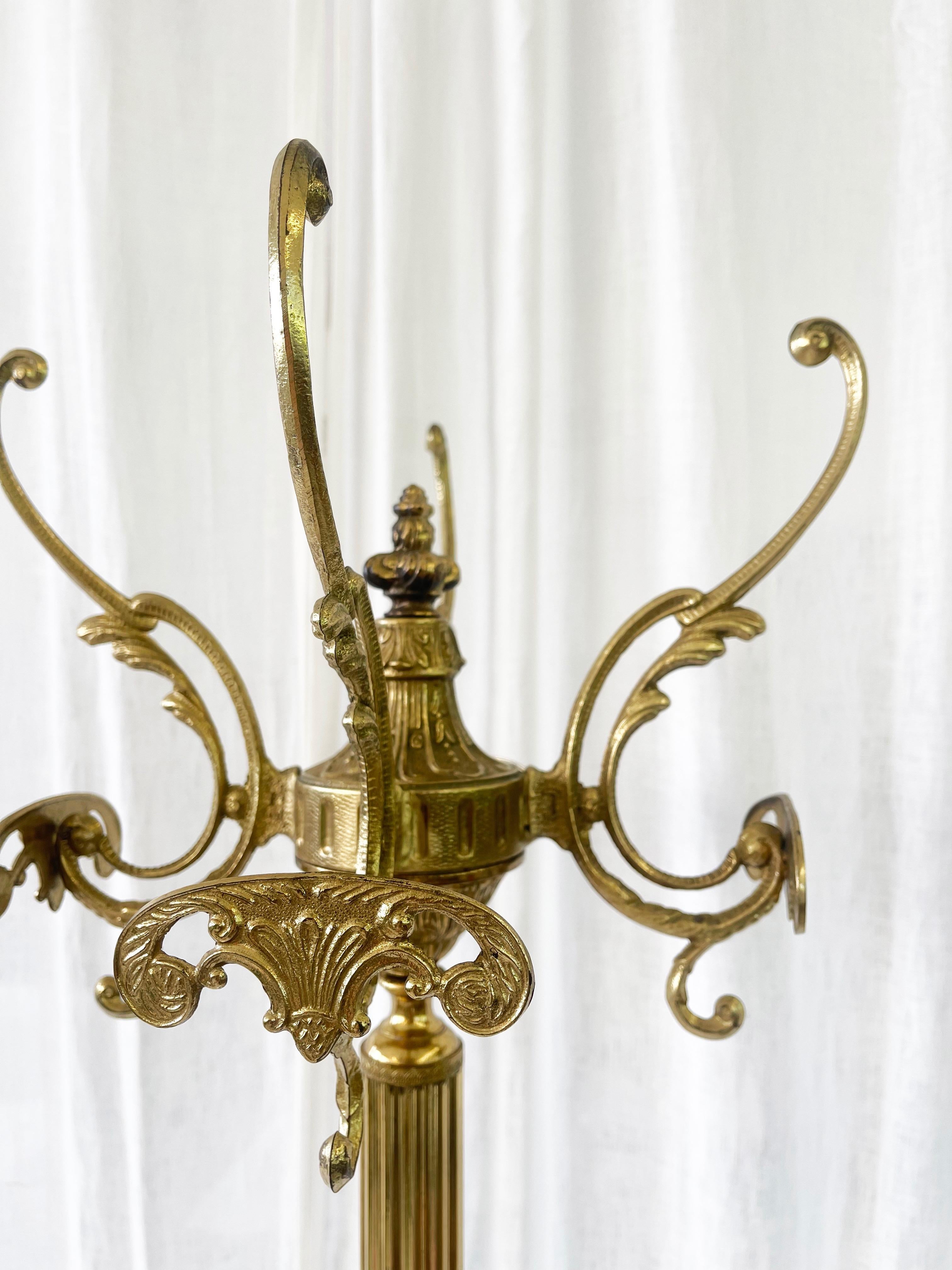 Perchero italiano ornamentado de latón antiguo, trípode de árbol de Hall, años 60 en Bueno estado para la venta en Andernach, DE