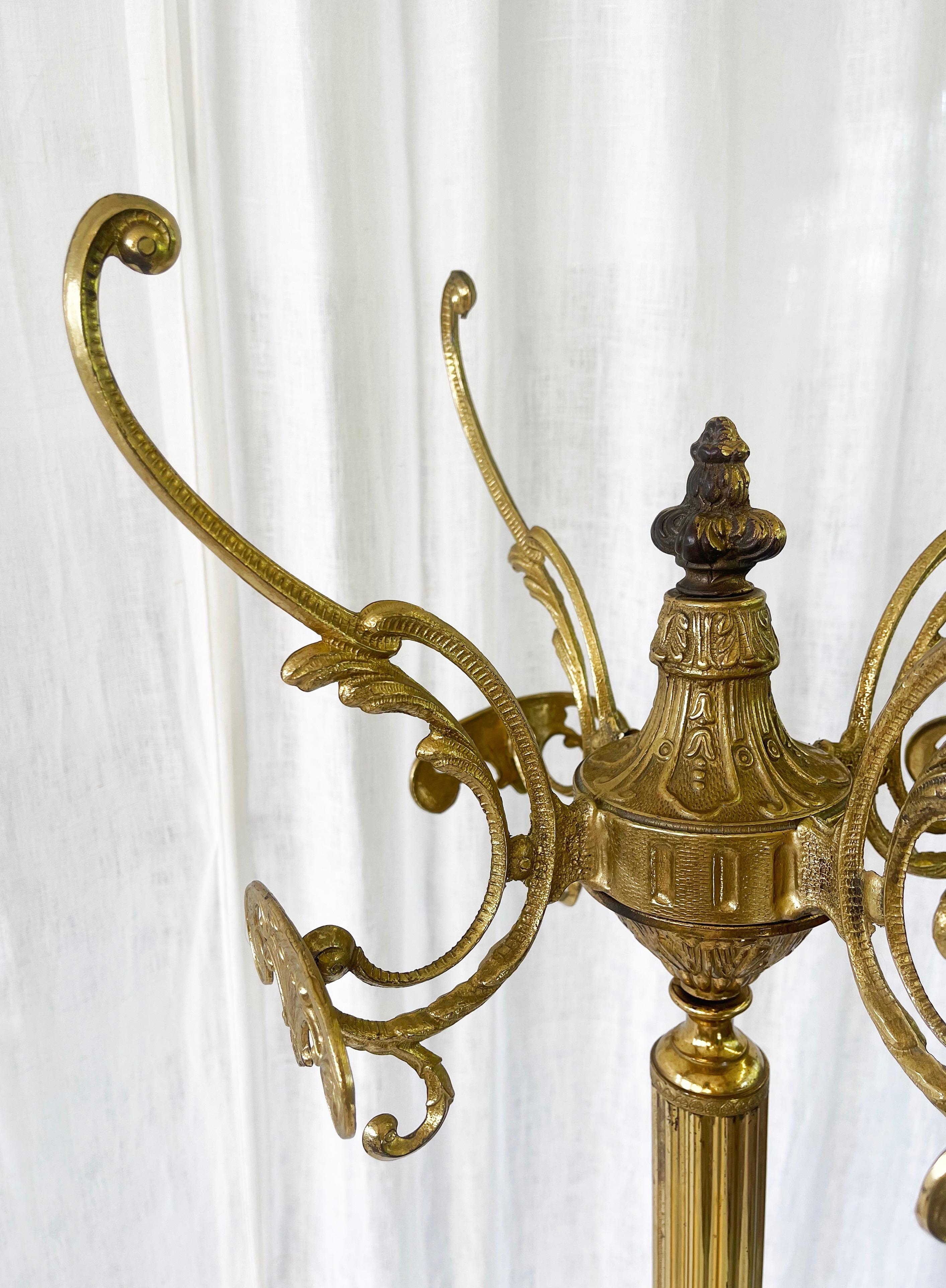 Perchero italiano ornamentado de latón antiguo, trípode de árbol de Hall, años 60 Latón en venta