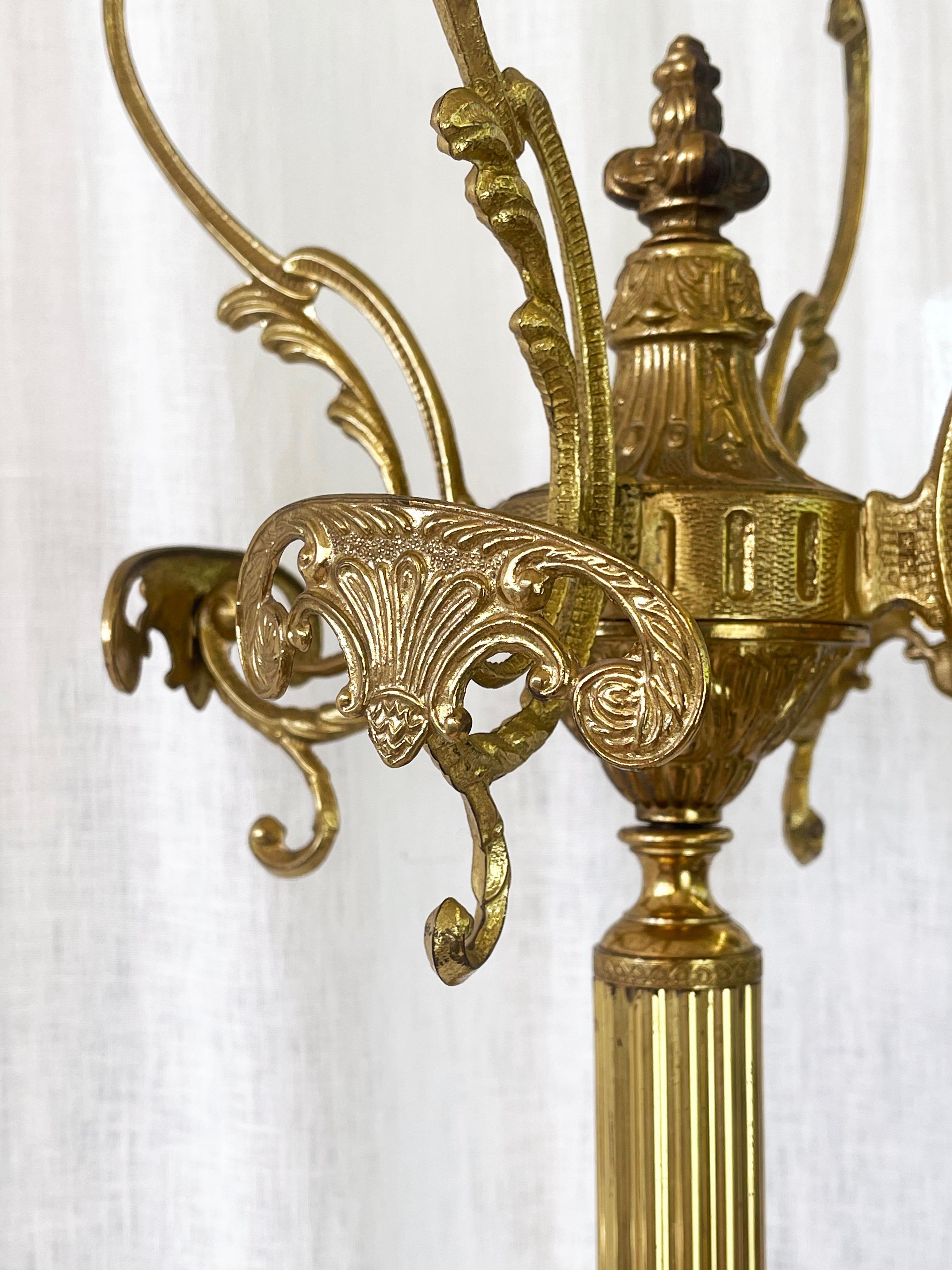 Perchero italiano ornamentado de latón antiguo, trípode de árbol de Hall, años 60 en venta 2