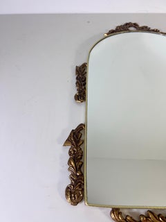 Espejo de pared italiano con marco de latón ornamentado, década de 1960, Italia