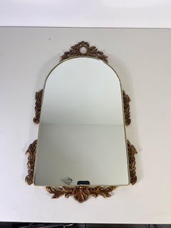 Espejo de pared italiano con marco de latón ornamentado, década de 1960, Italia