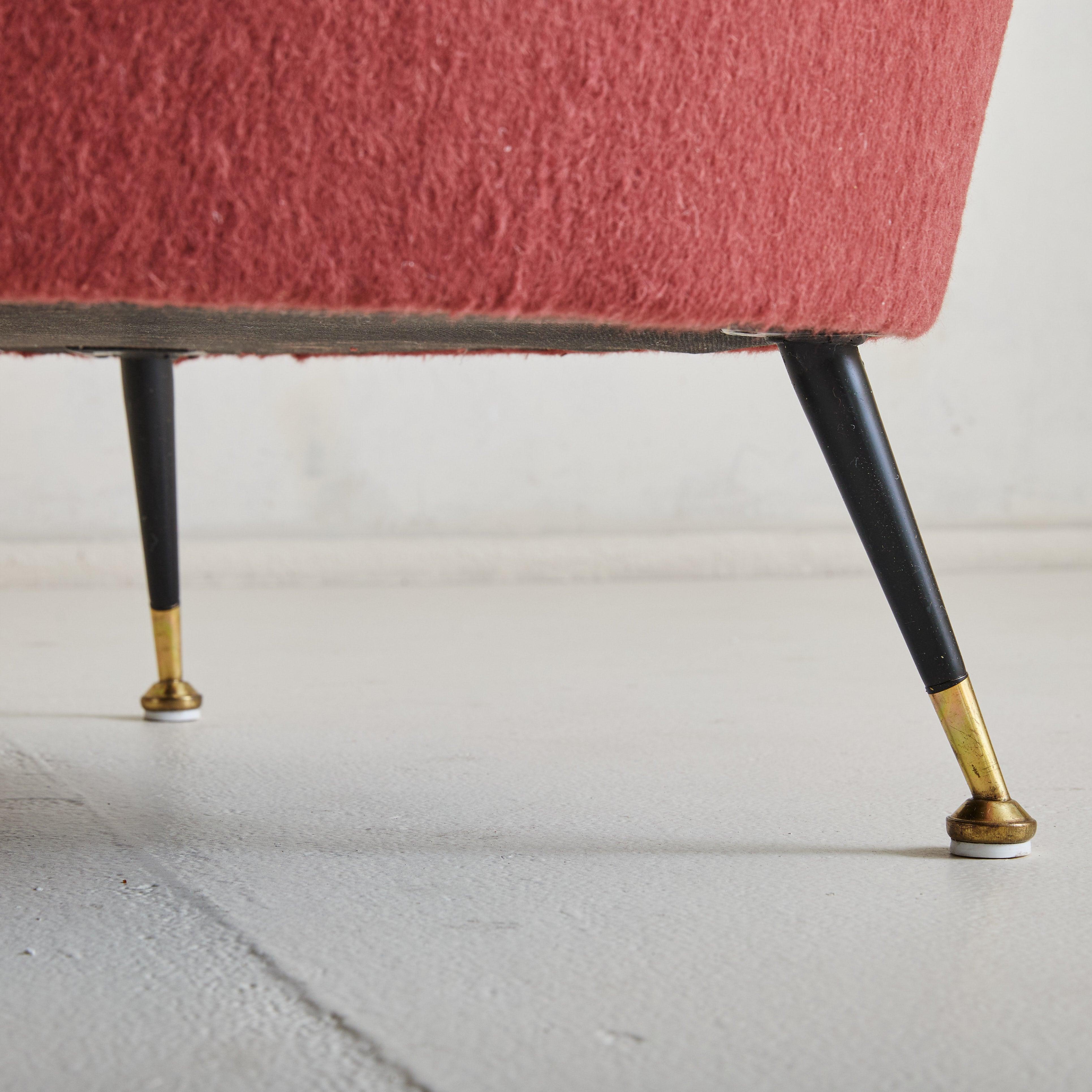 Chaise longue italienne Osvaldo Borsani en mohair d'alpaga bourgogne, années 1960 en vente 4