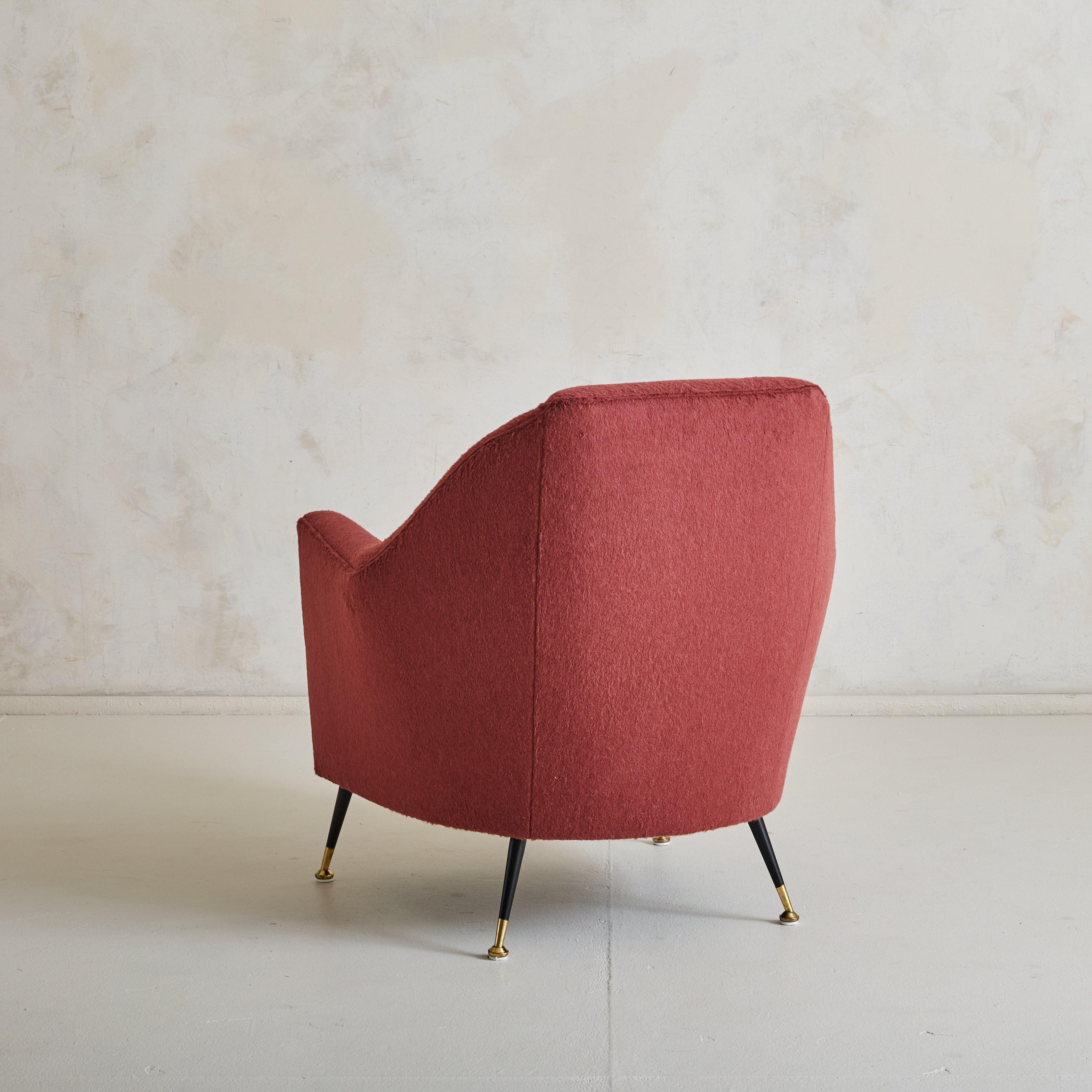 Chaise longue italienne Osvaldo Borsani en mohair d'alpaga bourgogne, années 1960 Excellent état - En vente à Chicago, IL