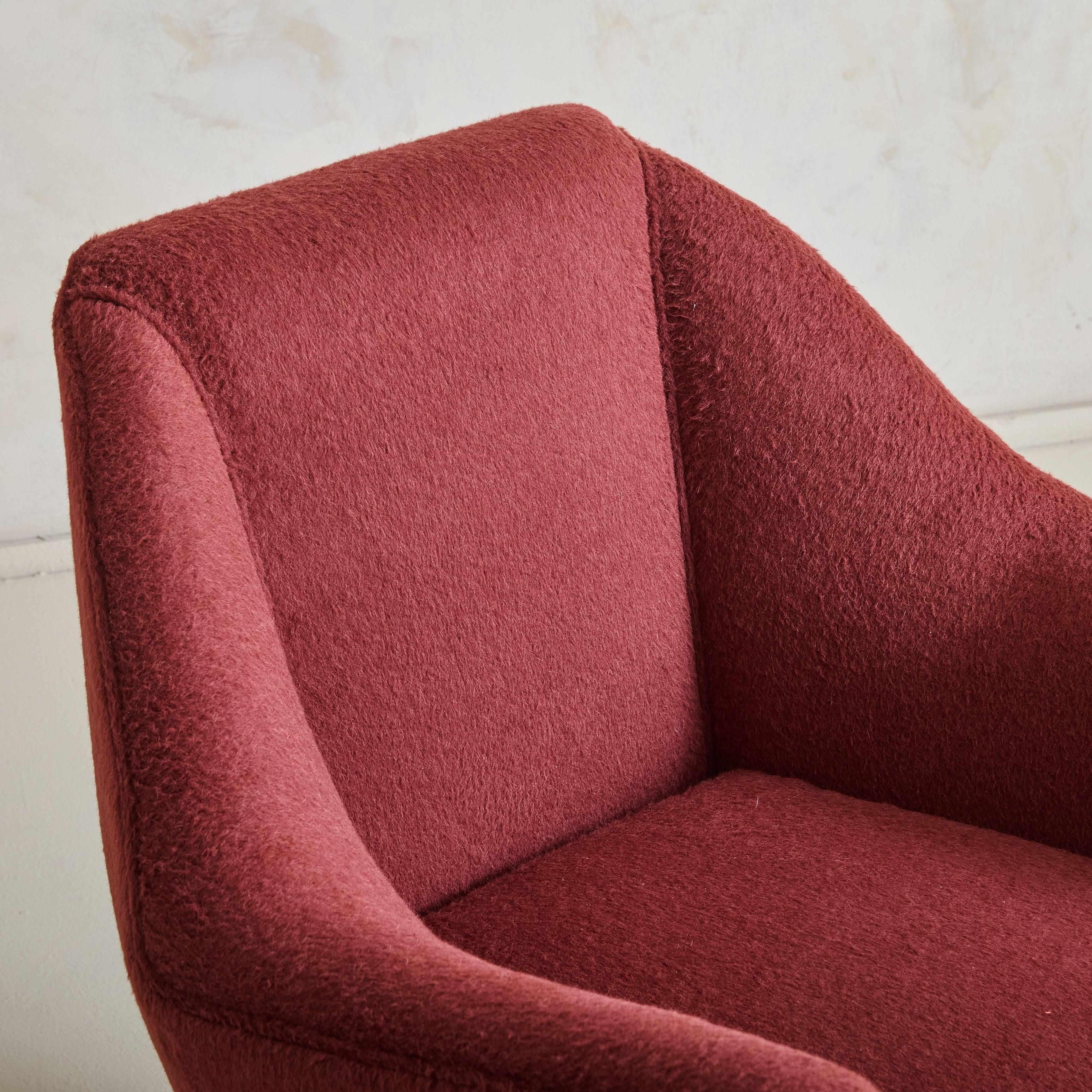 Chaise longue italienne Osvaldo Borsani en mohair d'alpaga bourgogne, années 1960 en vente 2