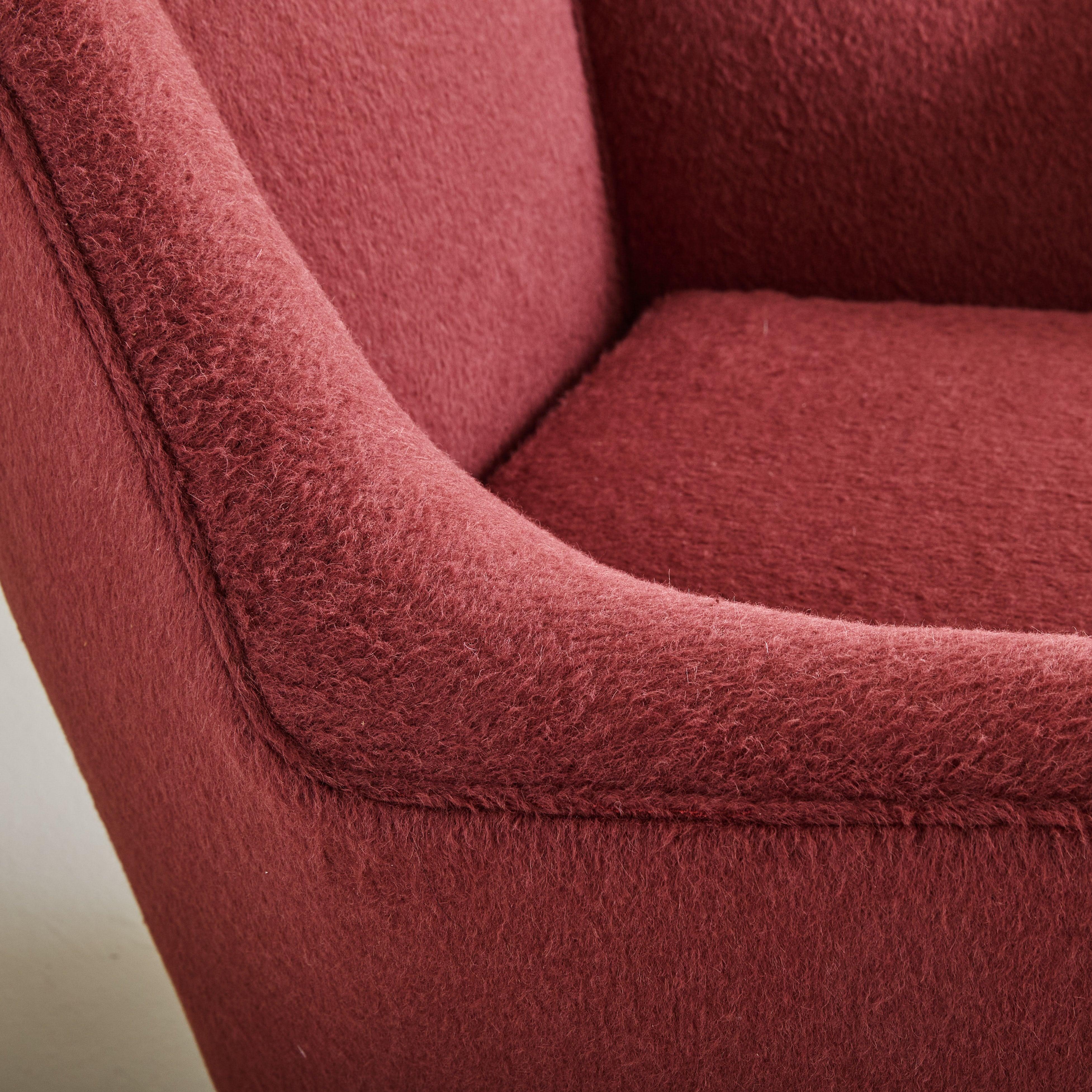Chaise longue italienne Osvaldo Borsani en mohair d'alpaga bourgogne, années 1960 en vente 3