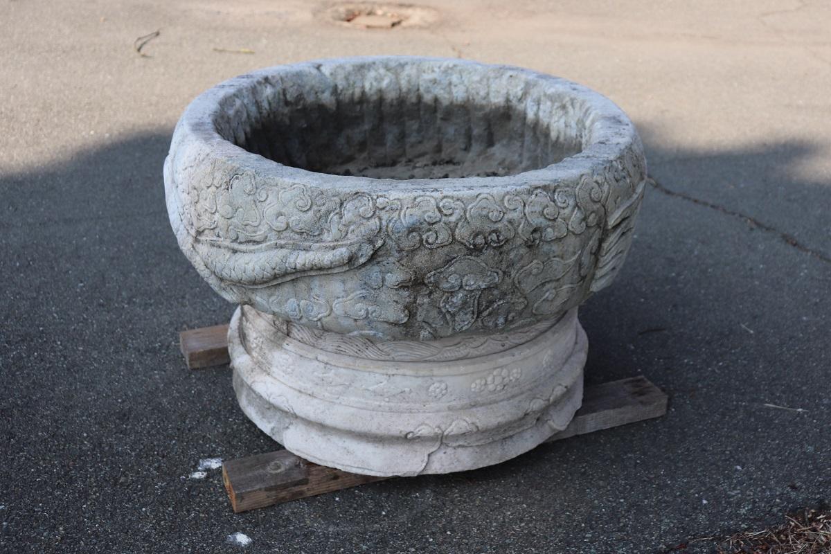 Paire de vases italiens d'extérieur et de jardin en marbre de Carrare blanc sculpté à la main 4