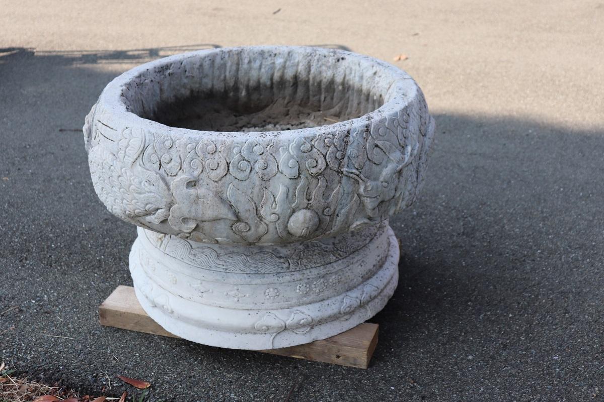Paire de vases italiens d'extérieur et de jardin en marbre de Carrare blanc sculpté à la main 5
