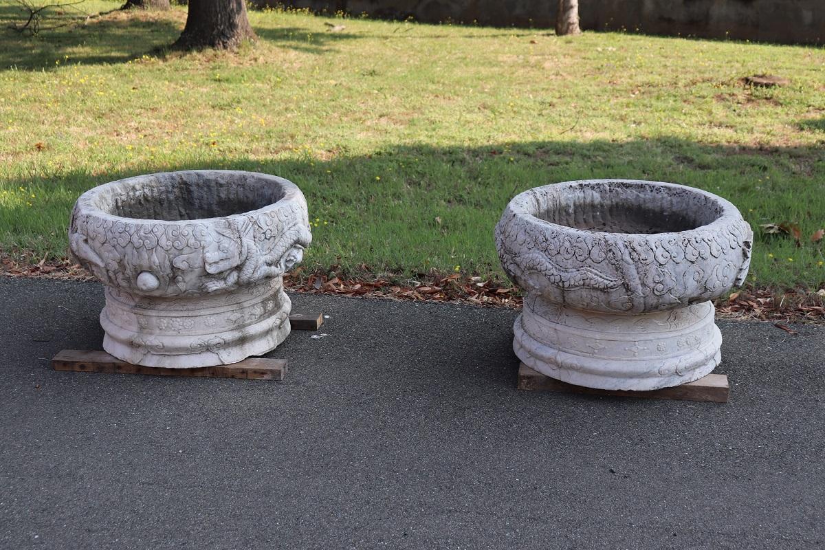 Magnifiques vases de jardin et d'extérieur raffinés avec bases. Magnifique et majestueux vase en marbre blanc italien de Carrare. Le vase a un décor classique raffiné de forme ronde. Le marbre présente des signes du passage du temps. Ce vase est
