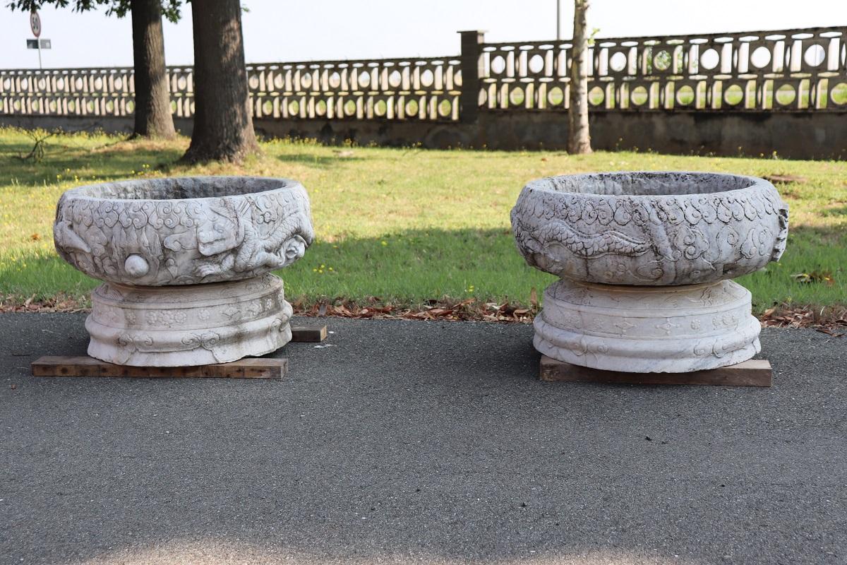 Sculpté à la main Paire de vases italiens d'extérieur et de jardin en marbre de Carrare blanc sculpté à la main