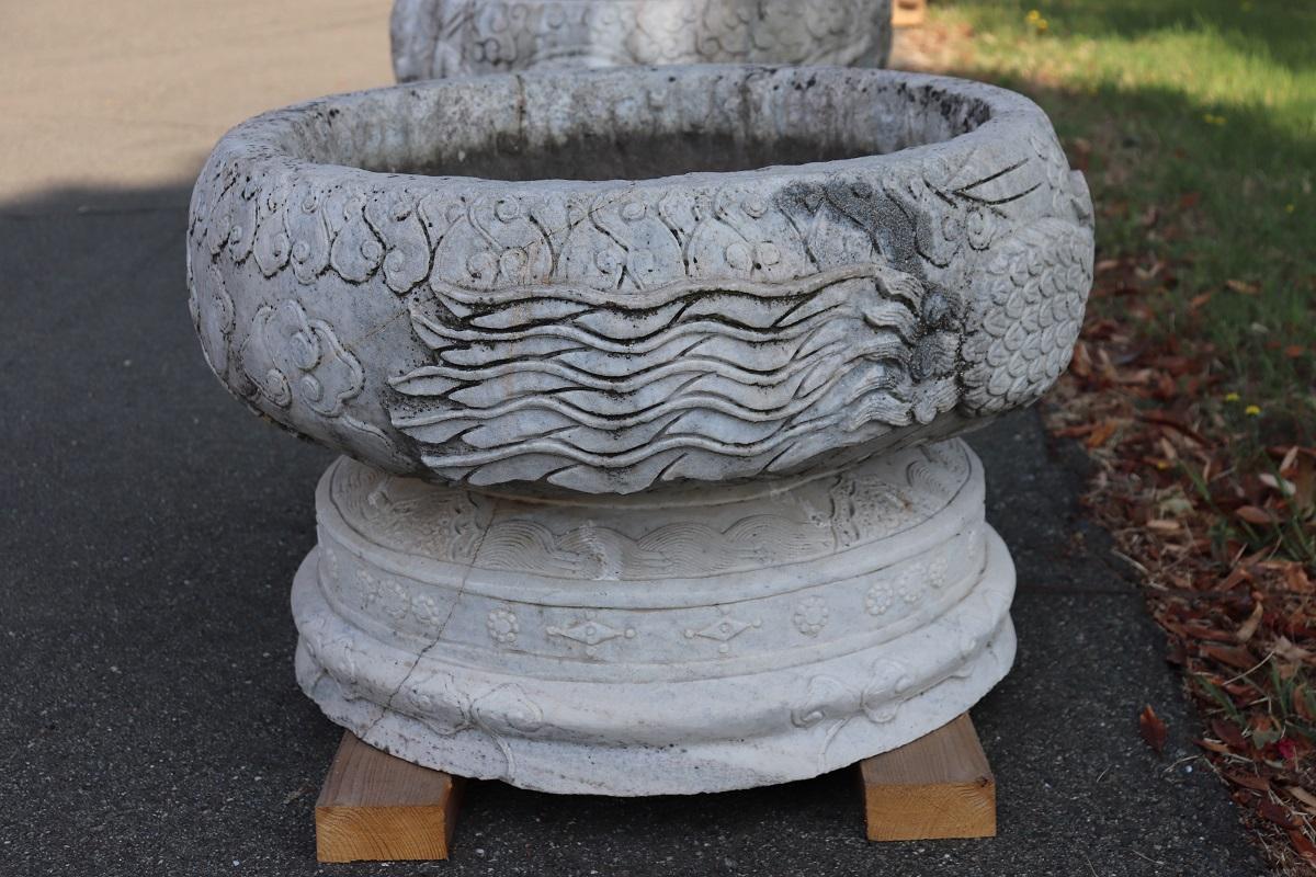 20ième siècle Paire de vases italiens d'extérieur et de jardin en marbre de Carrare blanc sculpté à la main