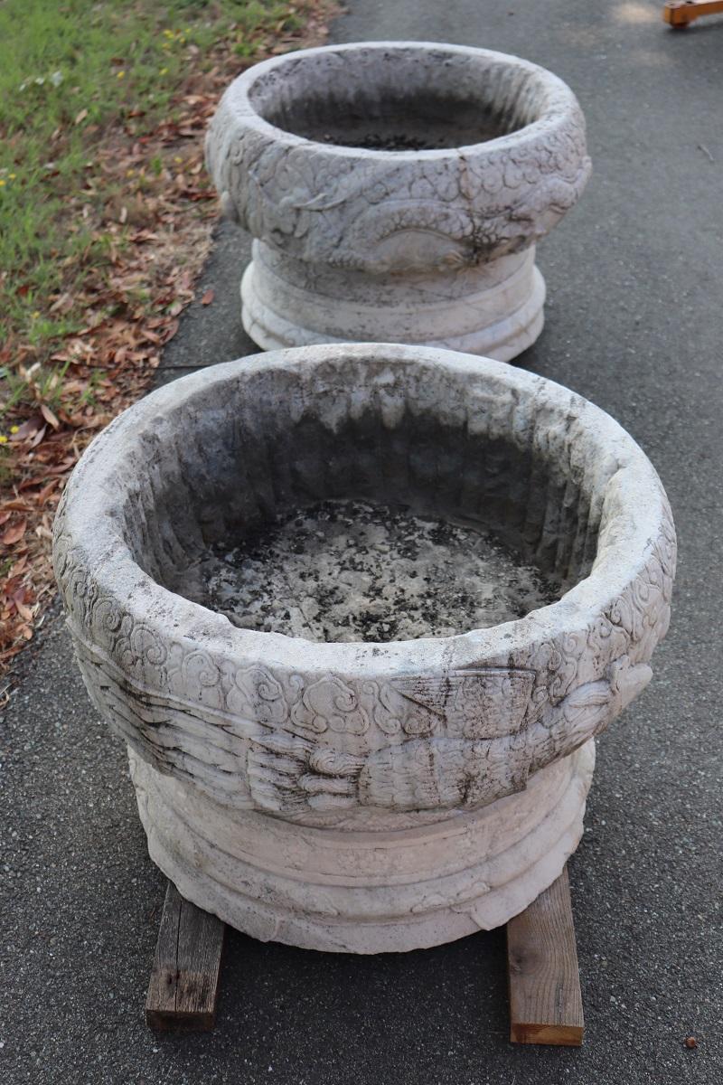 Paire de vases italiens d'extérieur et de jardin en marbre de Carrare blanc sculpté à la main 1
