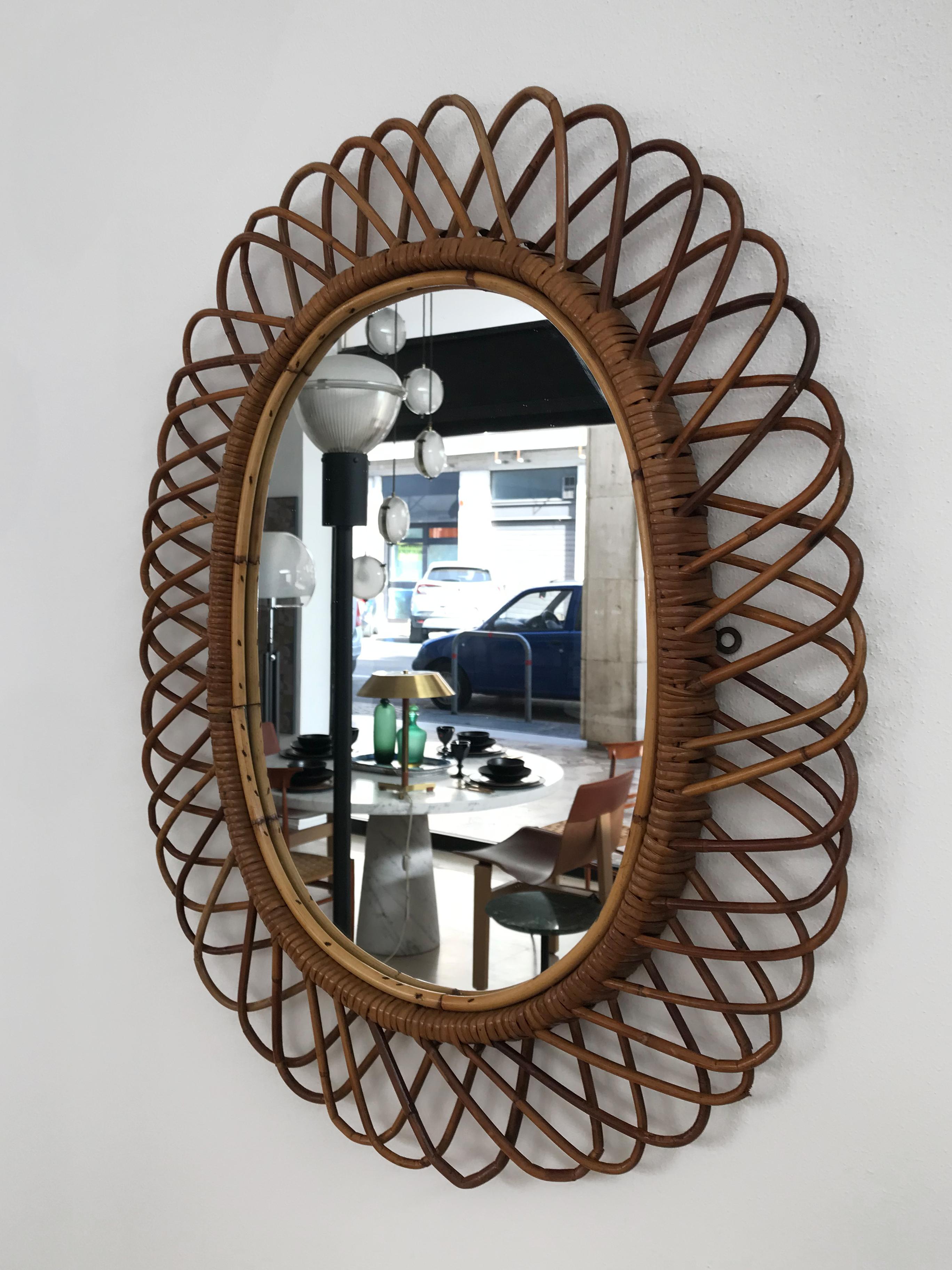Italian Mid-Century Modern design oval bamboo rattan wall mirror, Italy 1950.
The mirror can be placed either vertically or horizontally.

Please note that the items is original of the period and this shows normal signs of age and use.