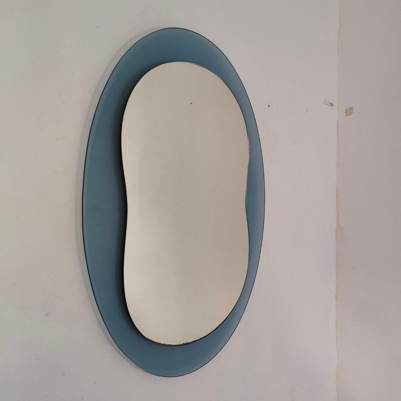 Mid-Century Modern Miroir italien ovale en verre bleu dans le style de Veca, années 1970 en vente
