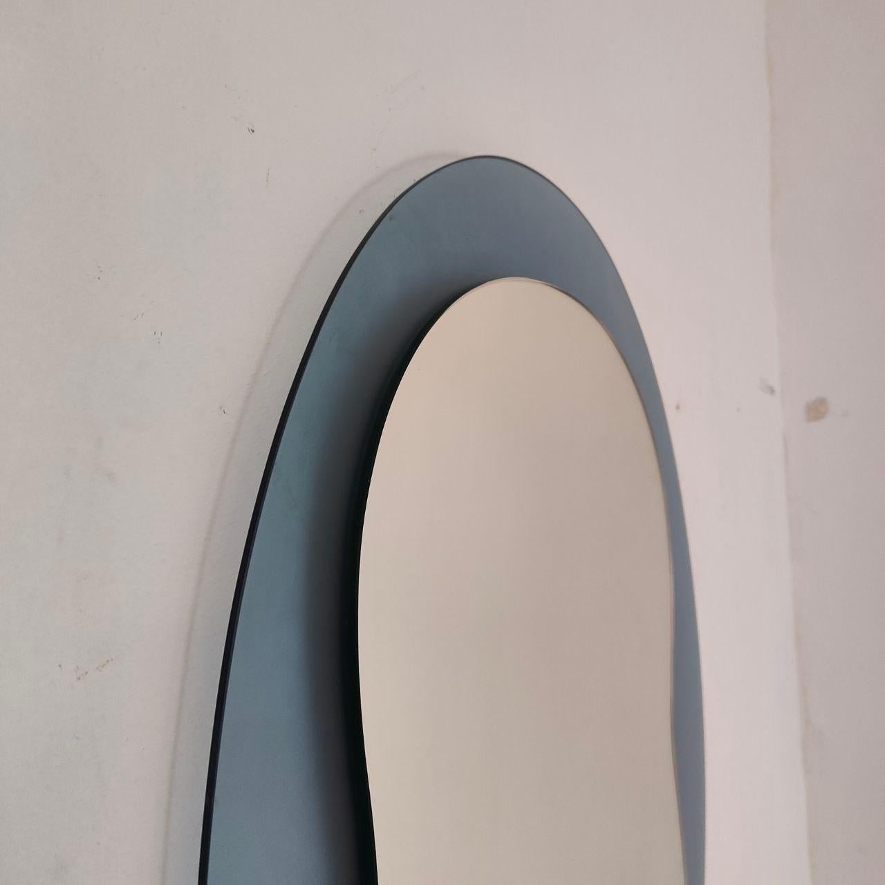 Fin du 20e siècle Miroir italien ovale en verre bleu dans le style de Veca, années 1970 en vente