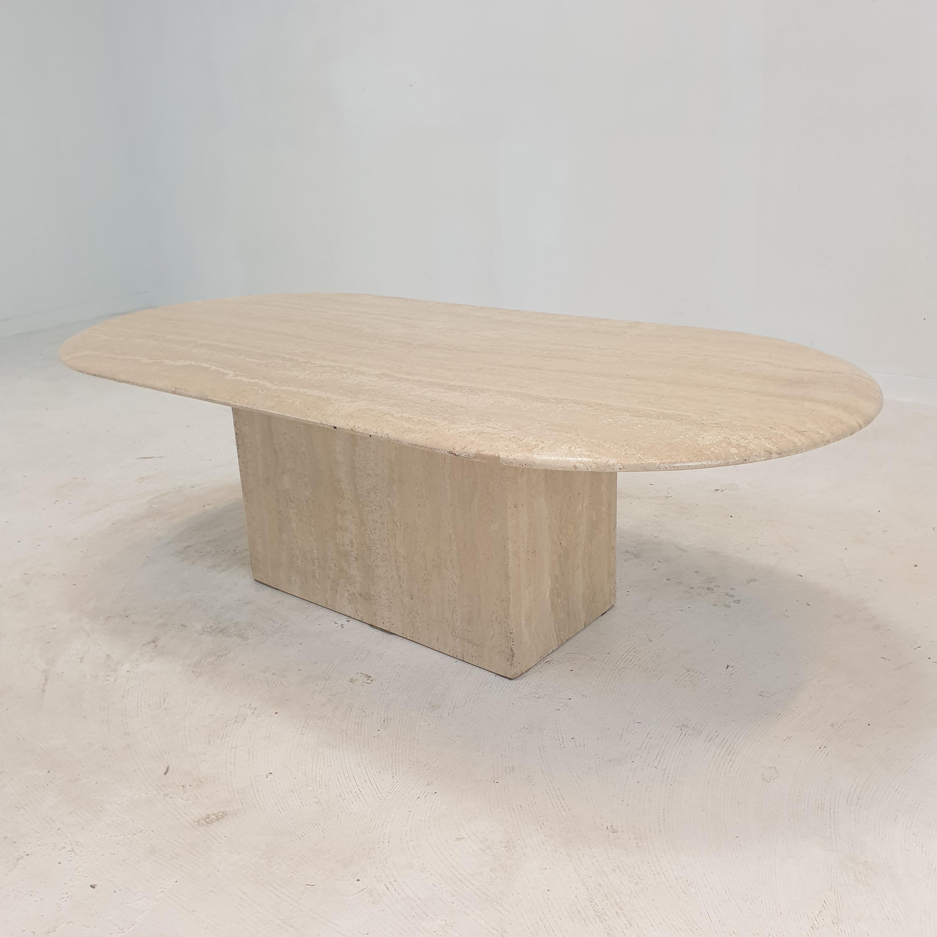 Italian Oval Coffee Table in Travertine, 1980s For Sale 4
