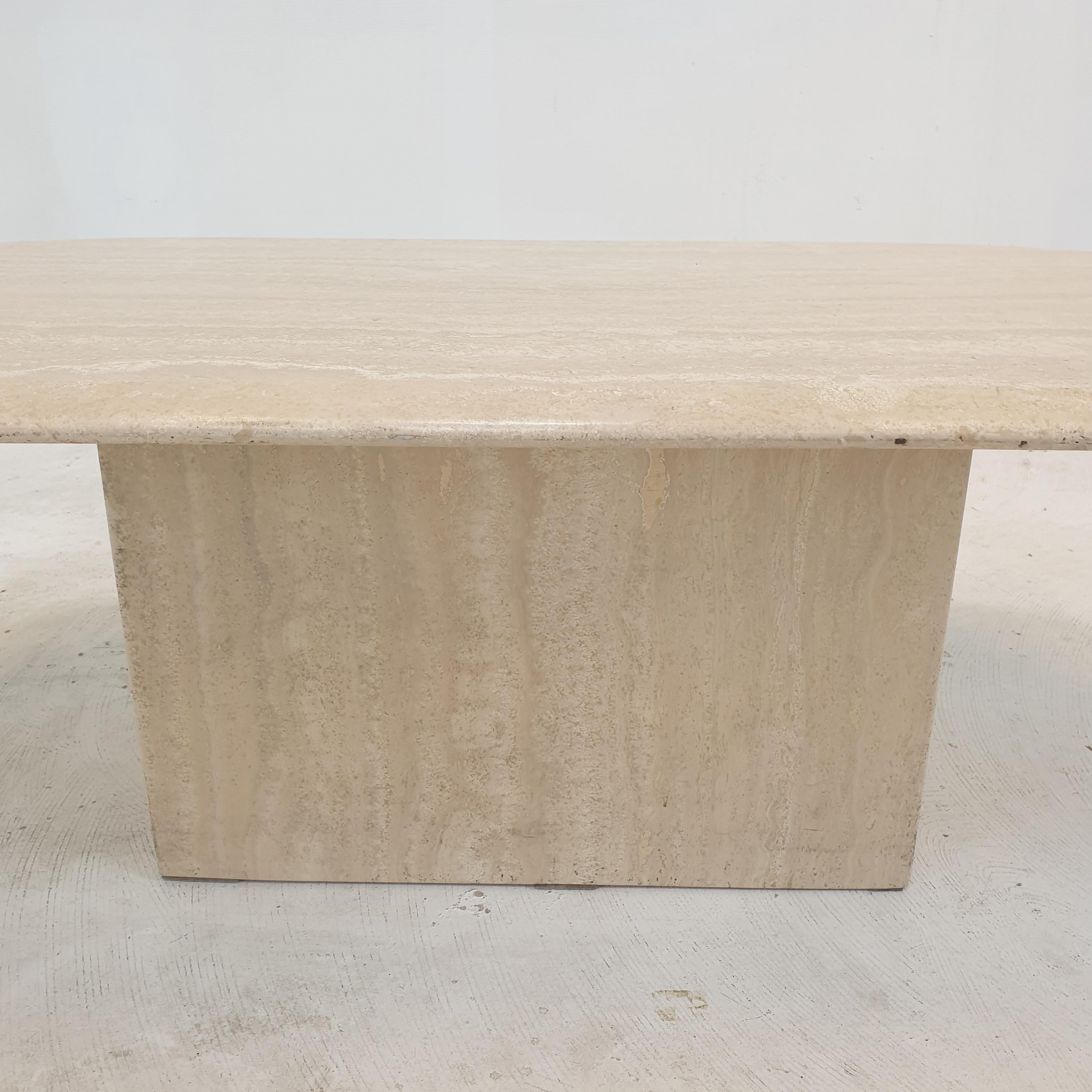 Italian Oval Coffee Table in Travertine, 1980s For Sale 6