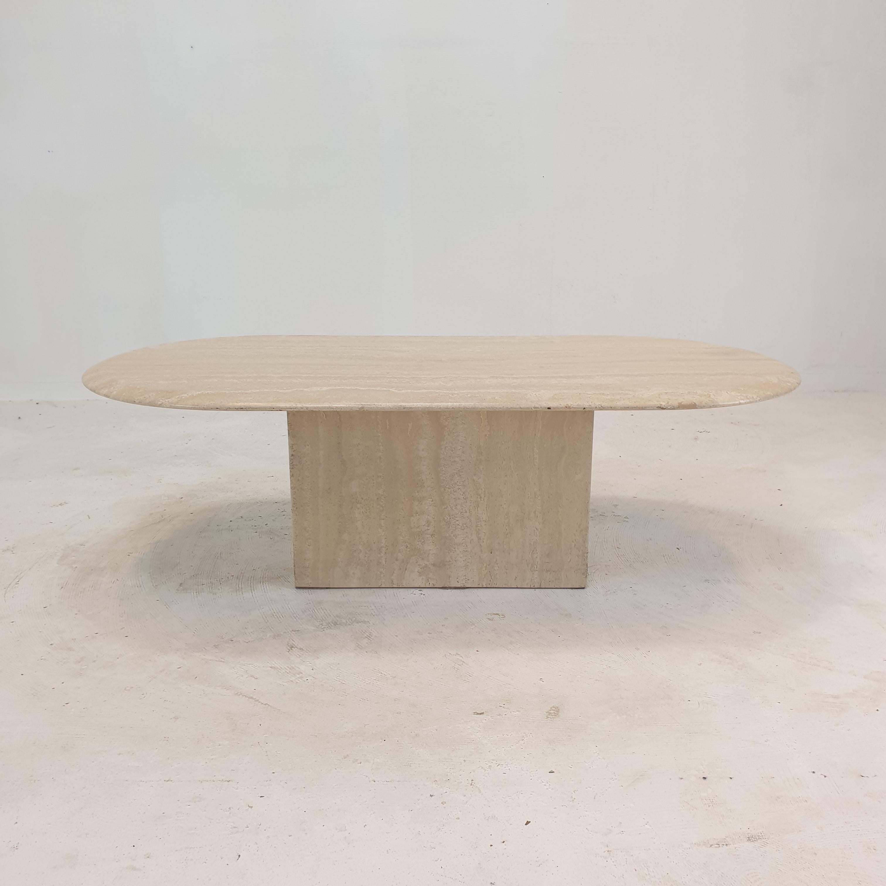 Very nice Italian coffee table handcrafted out of travertine, 1980's.

The beautiful teardrop shaped top is rounded on the edge. 
It is made of beautiful travertine.

It has the normal traces of use, see the pictures.

We work with