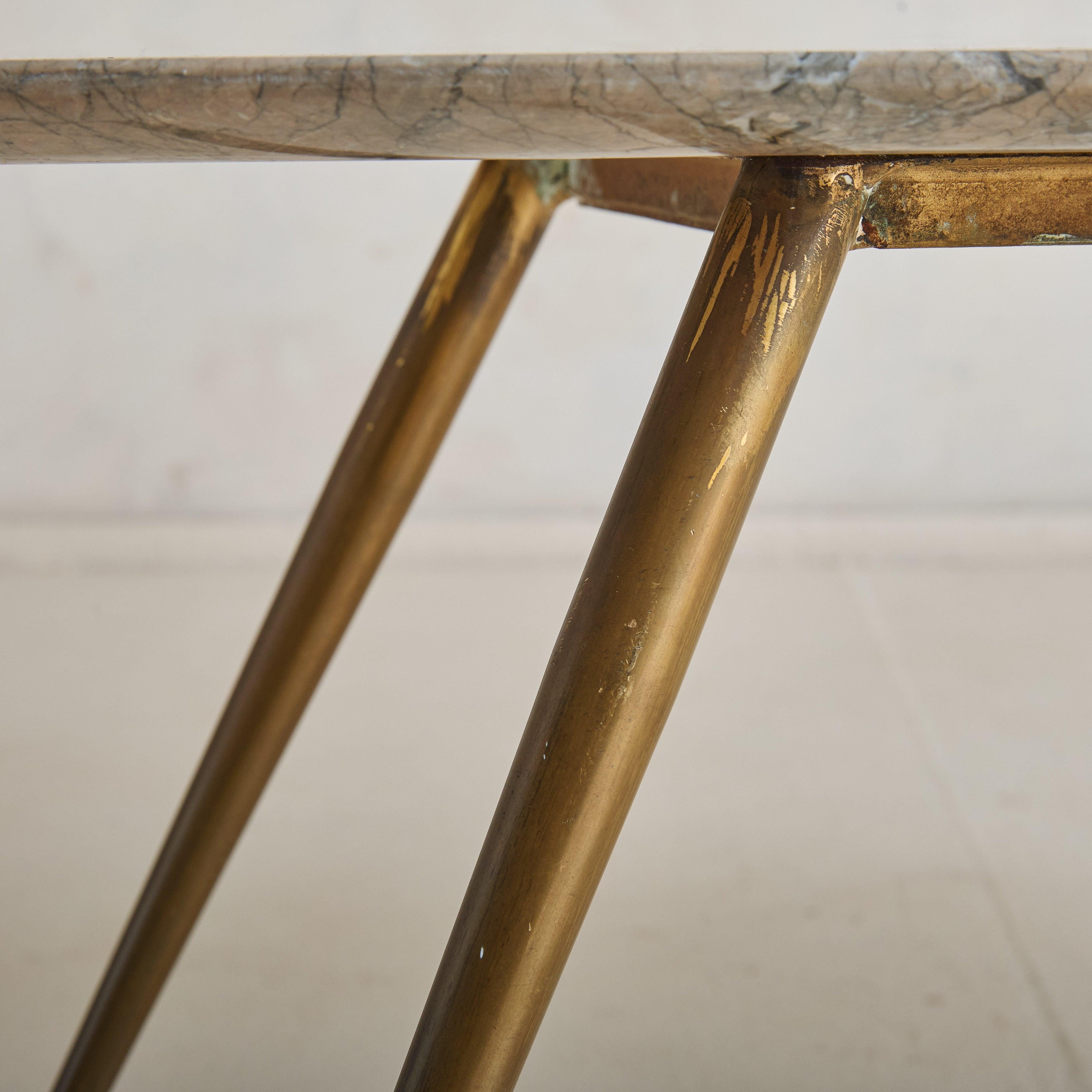 Table basse italienne ovale en marbre avec pieds en laiton, années 1950 en vente 4