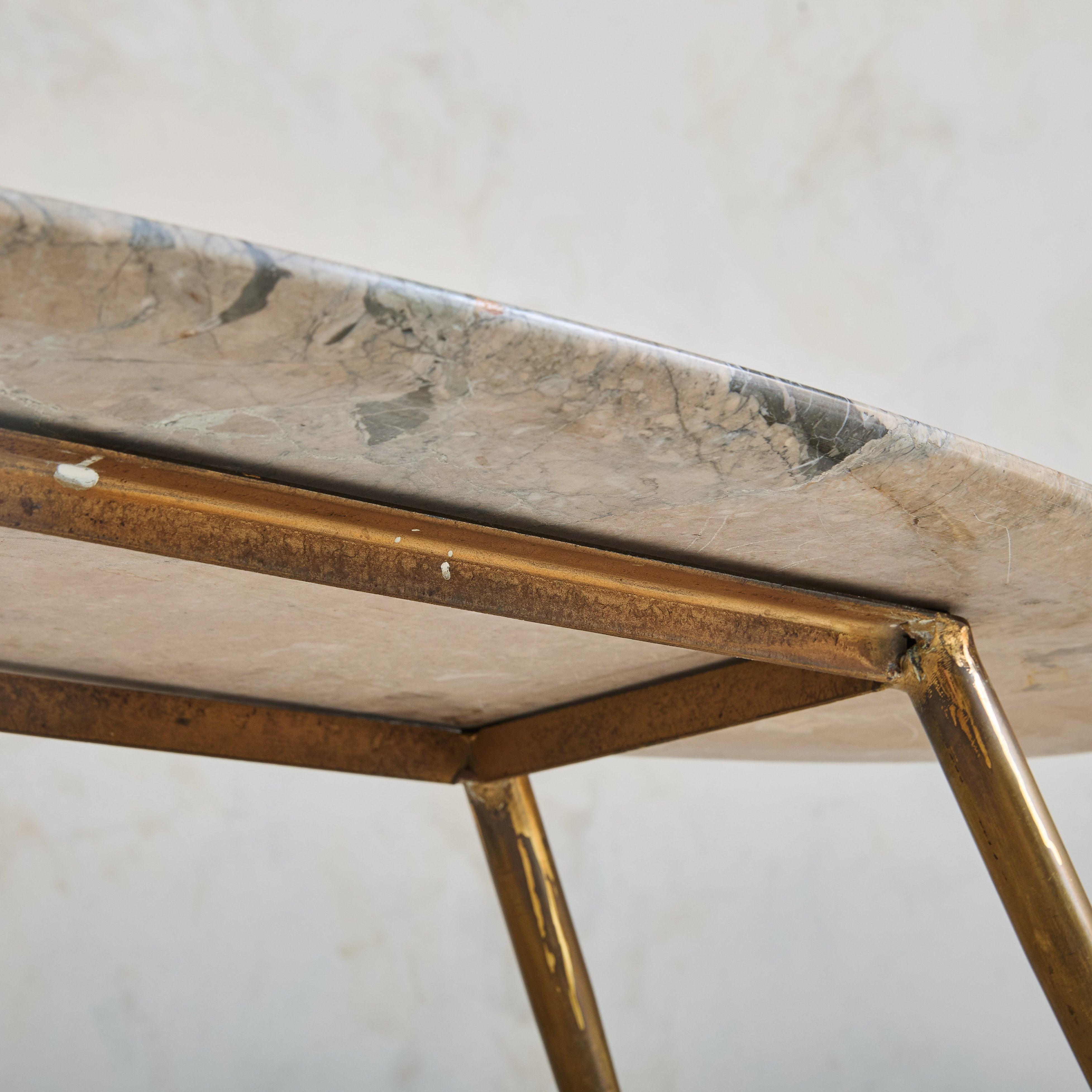 Table basse italienne ovale en marbre avec pieds en laiton, années 1950 en vente 5