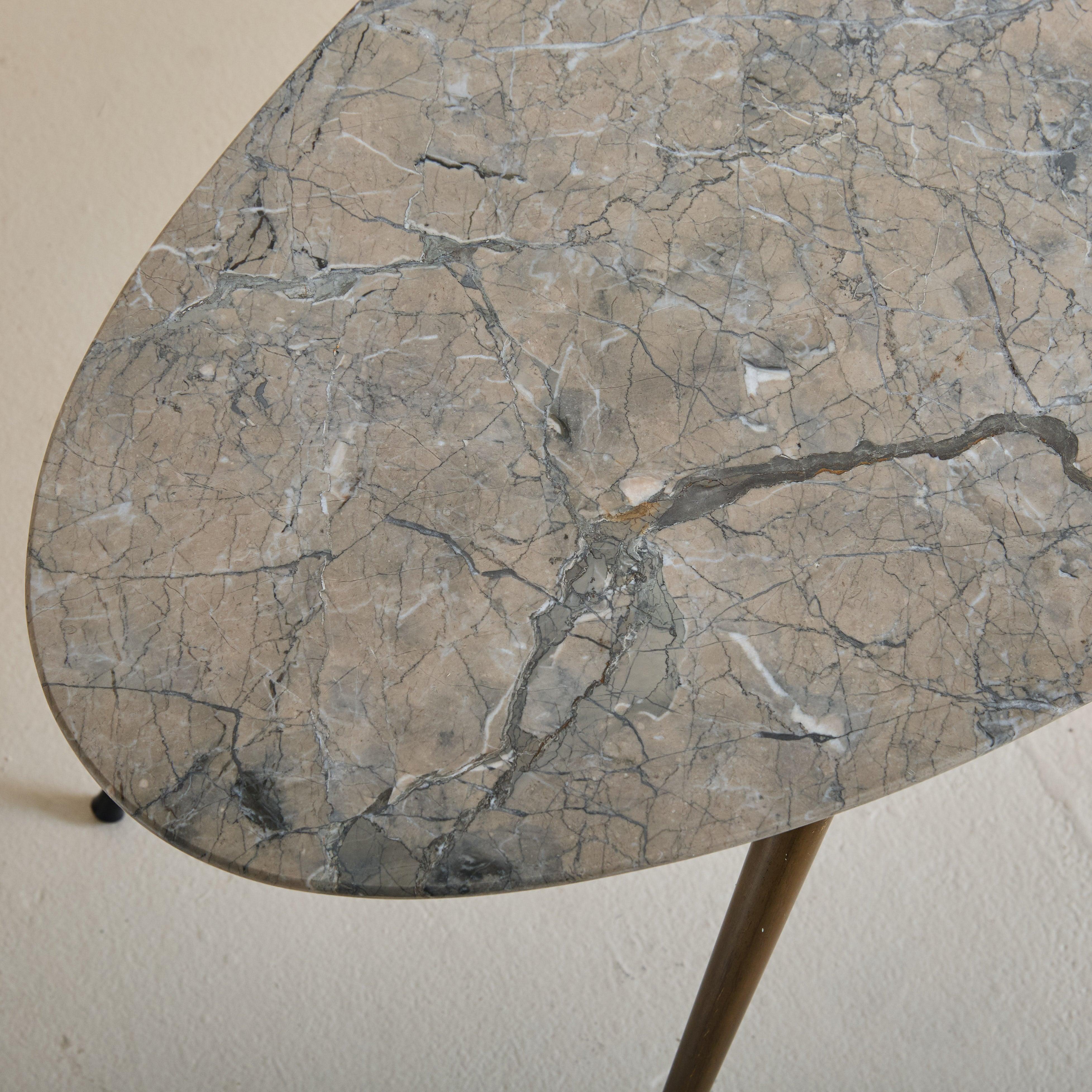 Milieu du XXe siècle Table basse italienne ovale en marbre avec pieds en laiton, années 1950 en vente