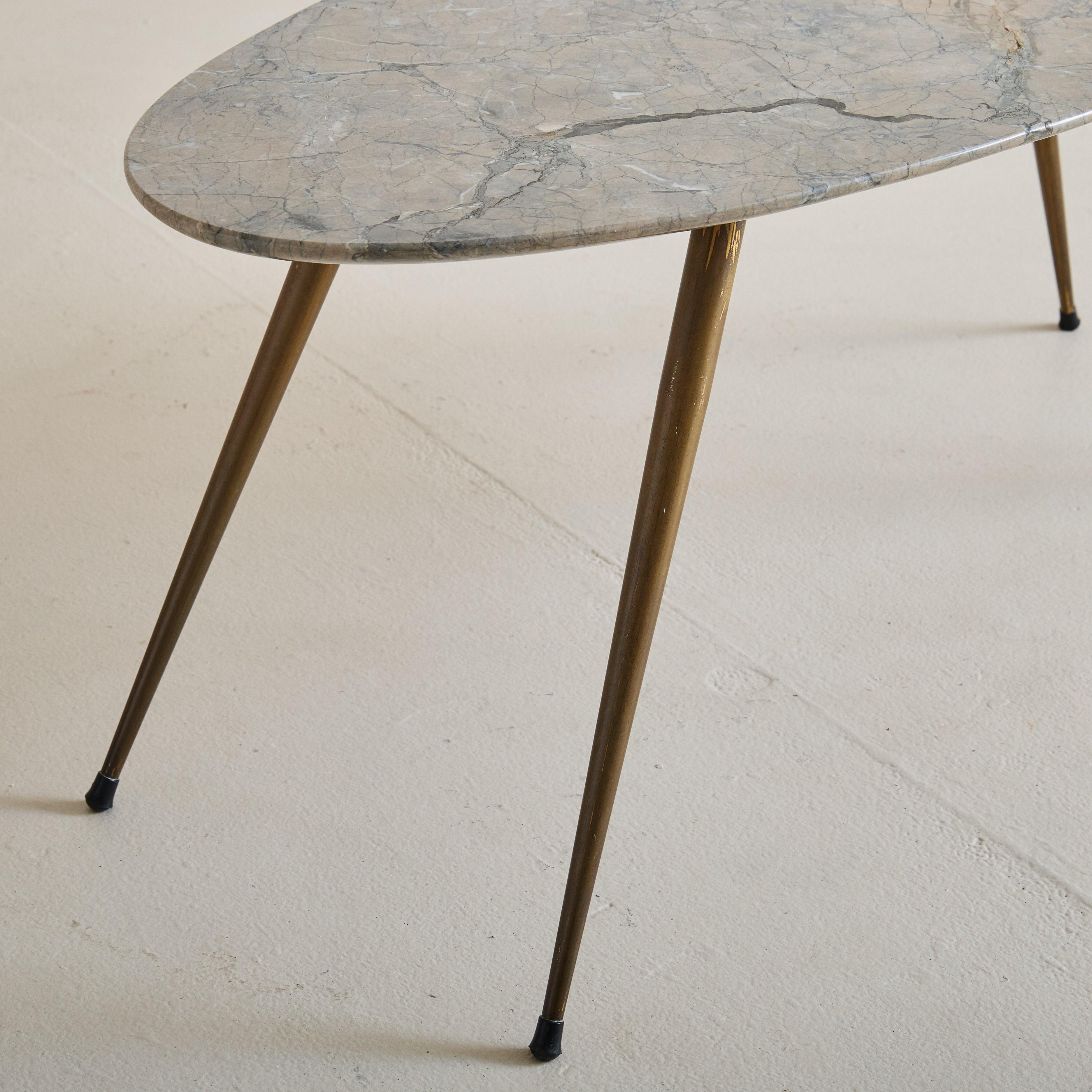Table basse italienne ovale en marbre avec pieds en laiton, années 1950 en vente 1